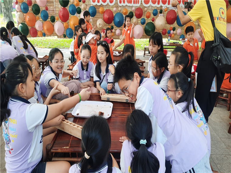 Ảnh có chứa trang phục, người, Mặt người, cô gái

Mô tả được tạo tự động