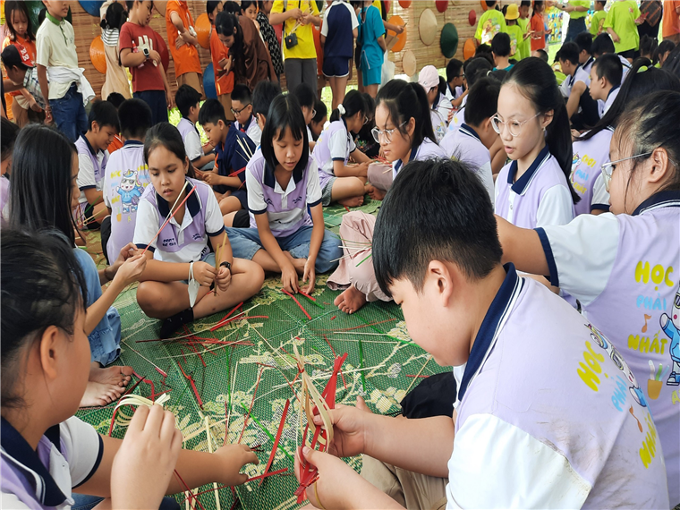Ảnh có chứa trang phục, người, cậu bé, Mặt người

Mô tả được tạo tự động