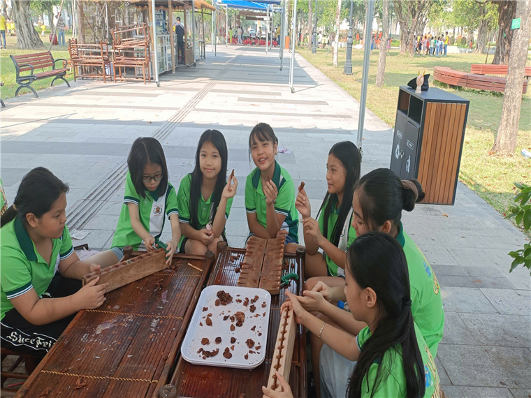Ảnh có chứa trang phục, người, ngoài trời, cậu bé

Mô tả được tạo tự động