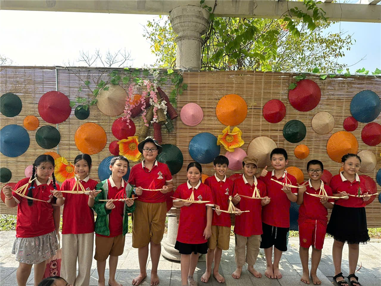 Ảnh có chứa trang phục, người, nhóm, bóng bay

Mô tả được tạo tự động