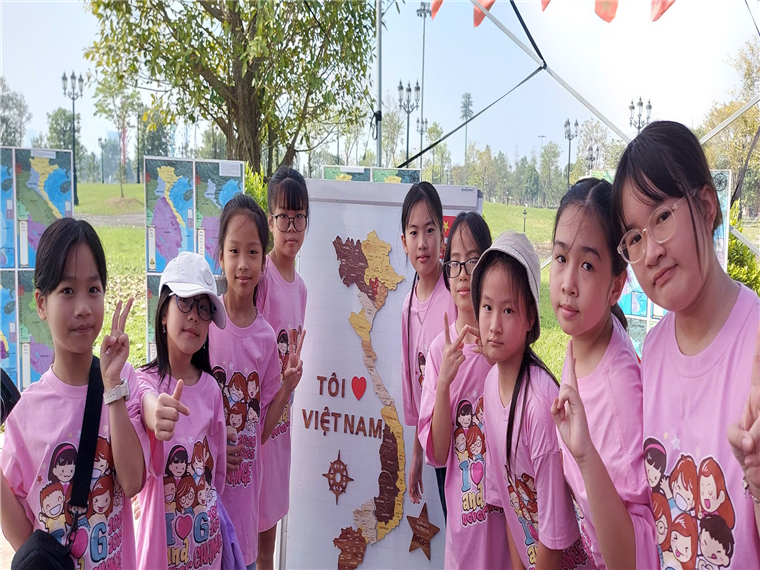 Ảnh có chứa trang phục, Mặt người, người, ngoài trời

Mô tả được tạo tự động