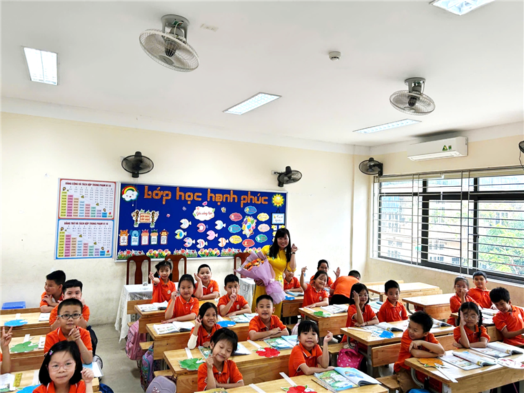 A group of children in a classroom

Description automatically generated