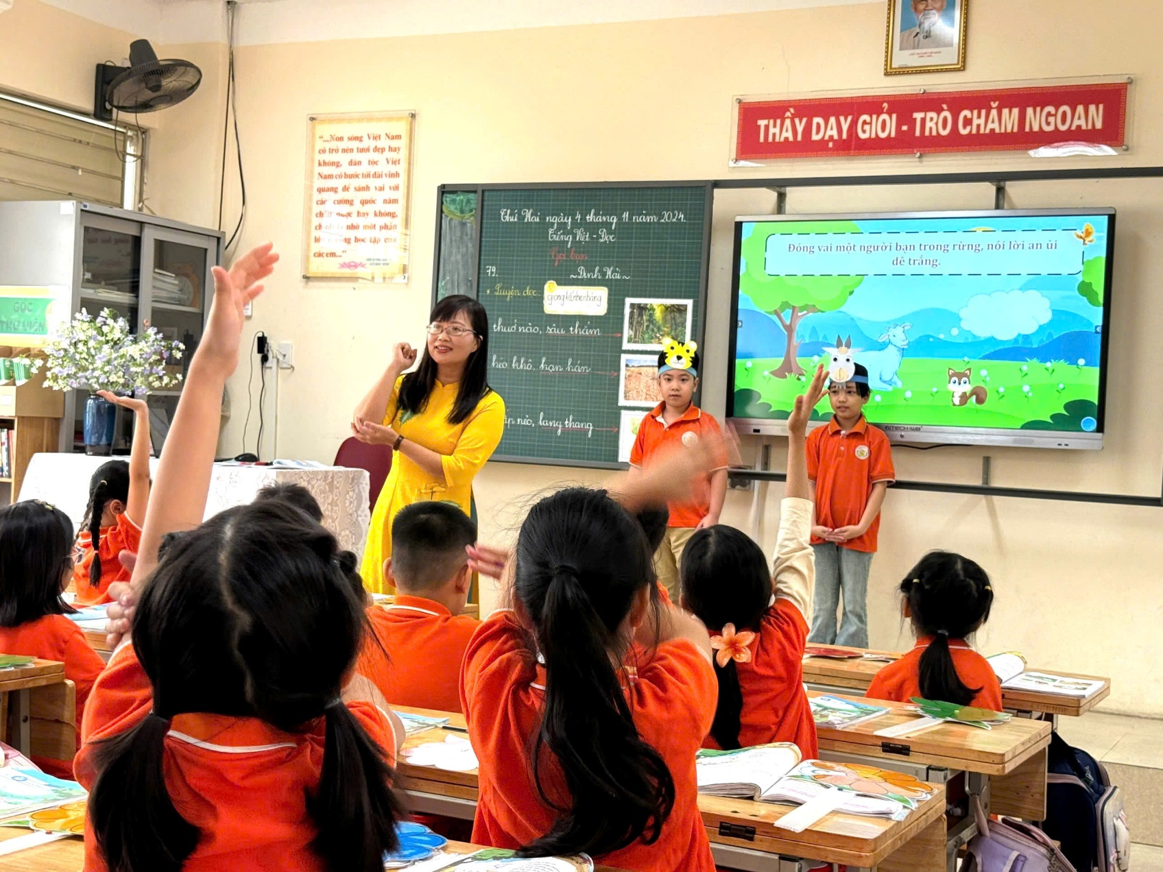 A group of children raising their hands in a classroom

Description automatically generated