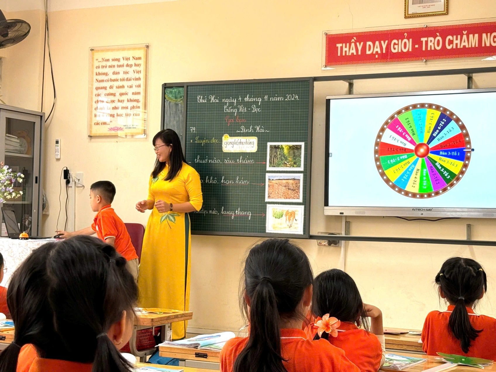 A person standing in front of a classroom

Description automatically generated