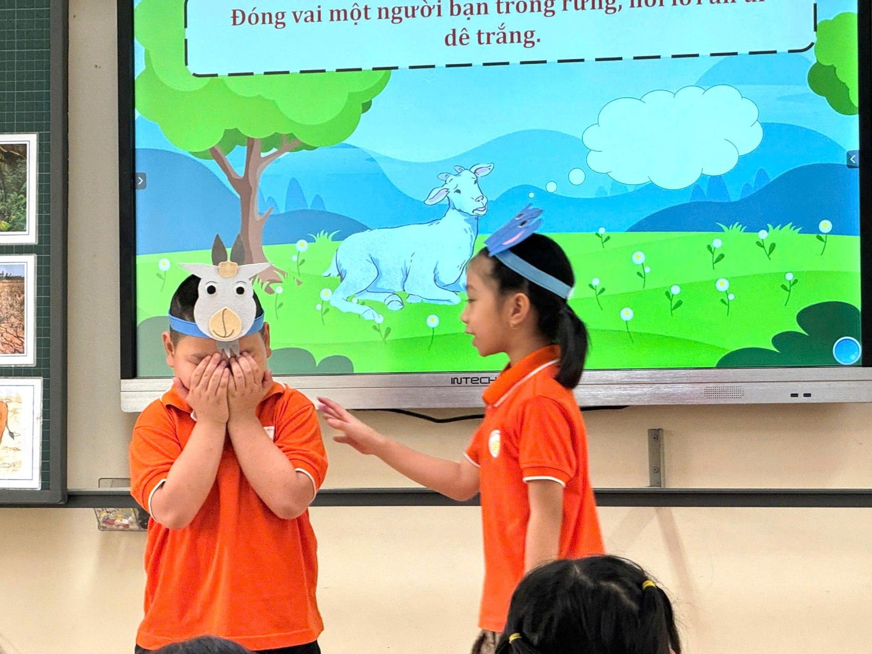 A child and child in a classroom

Description automatically generated