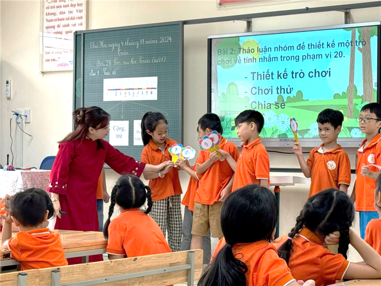 A group of children in a classroom

Description automatically generated