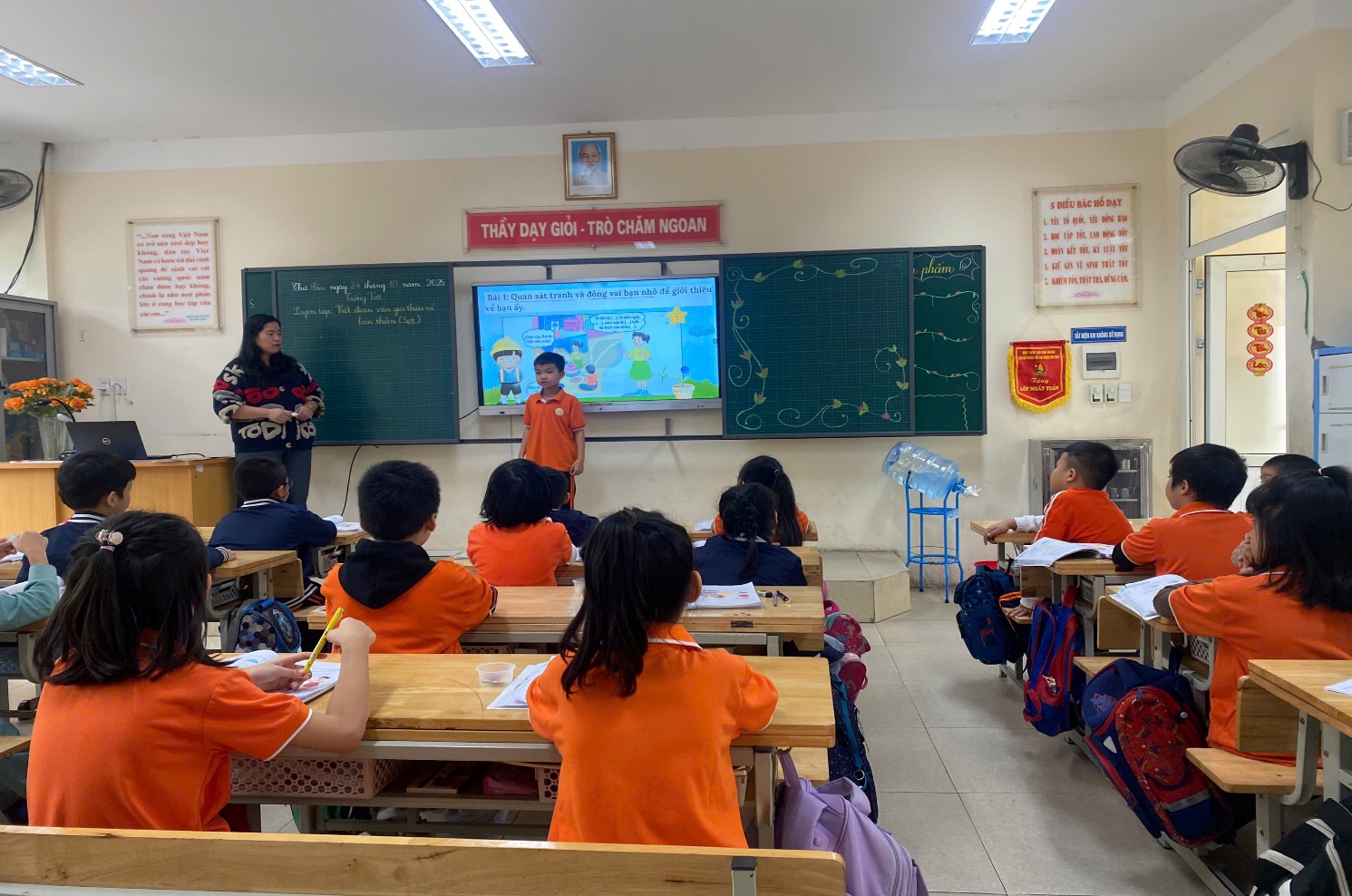 A group of children in a classroom

AI-generated content may be incorrect.