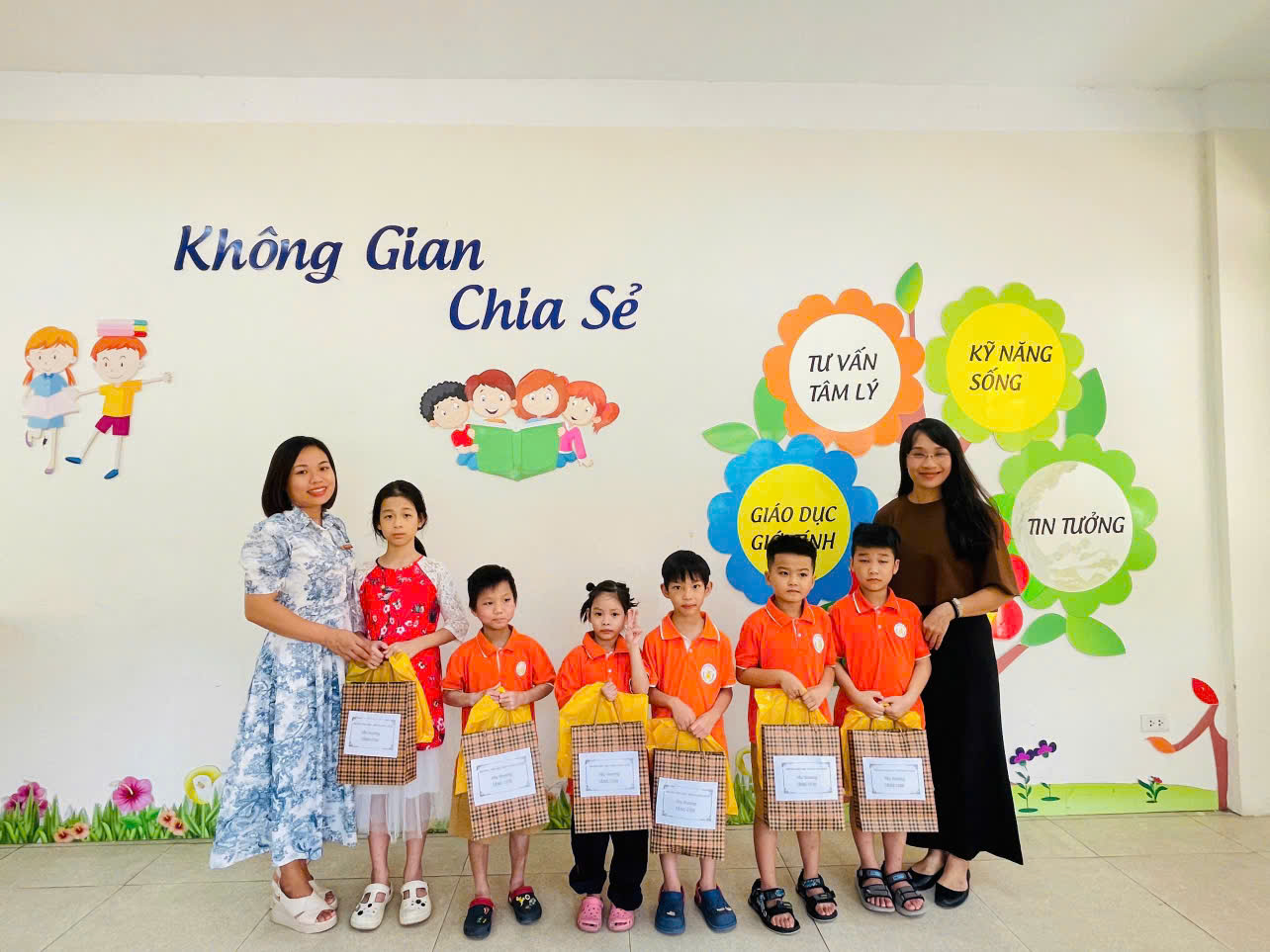A group of children holding certificates

AI-generated content may be incorrect.