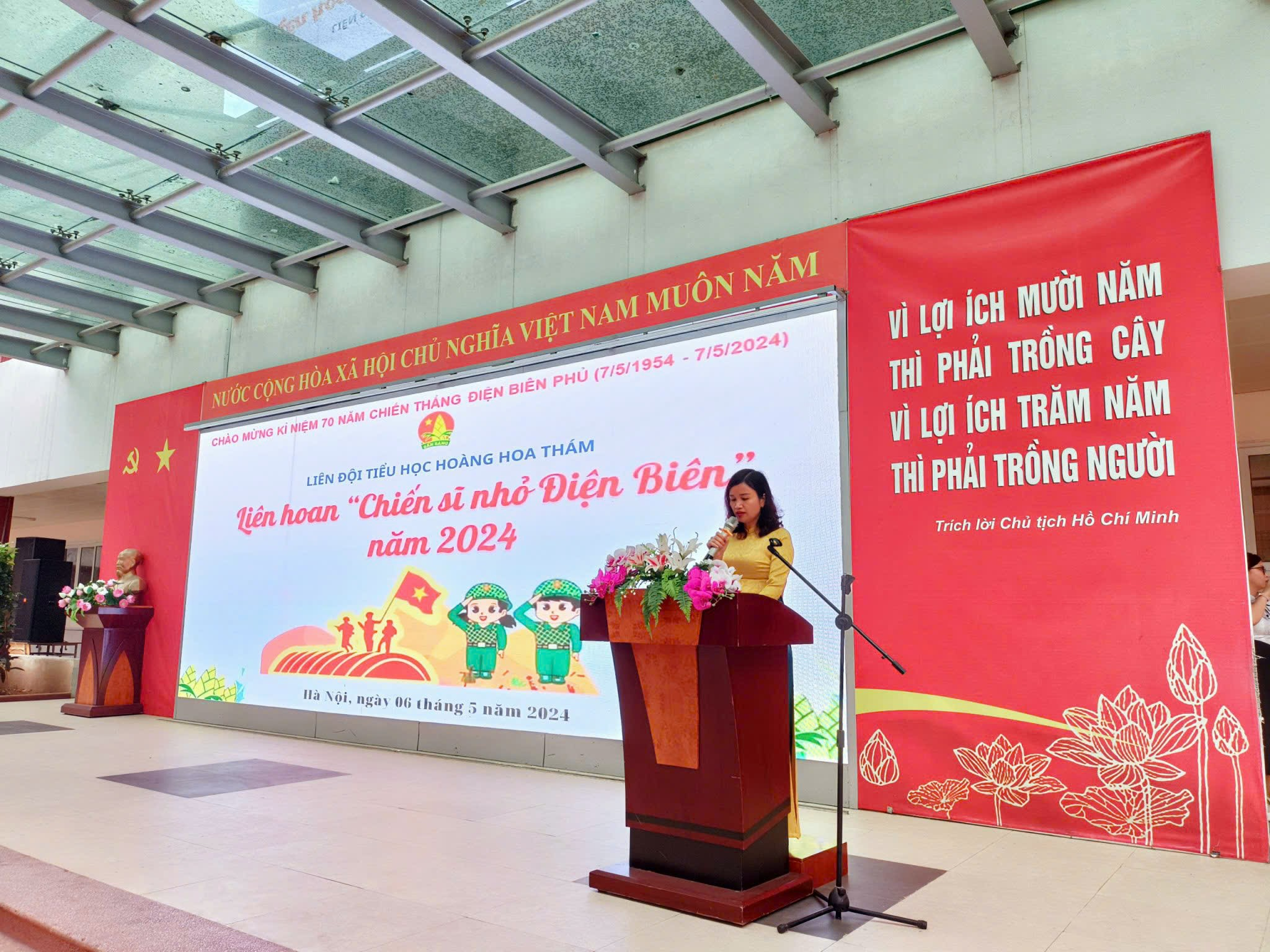 A person standing at a podium

AI-generated content may be incorrect.