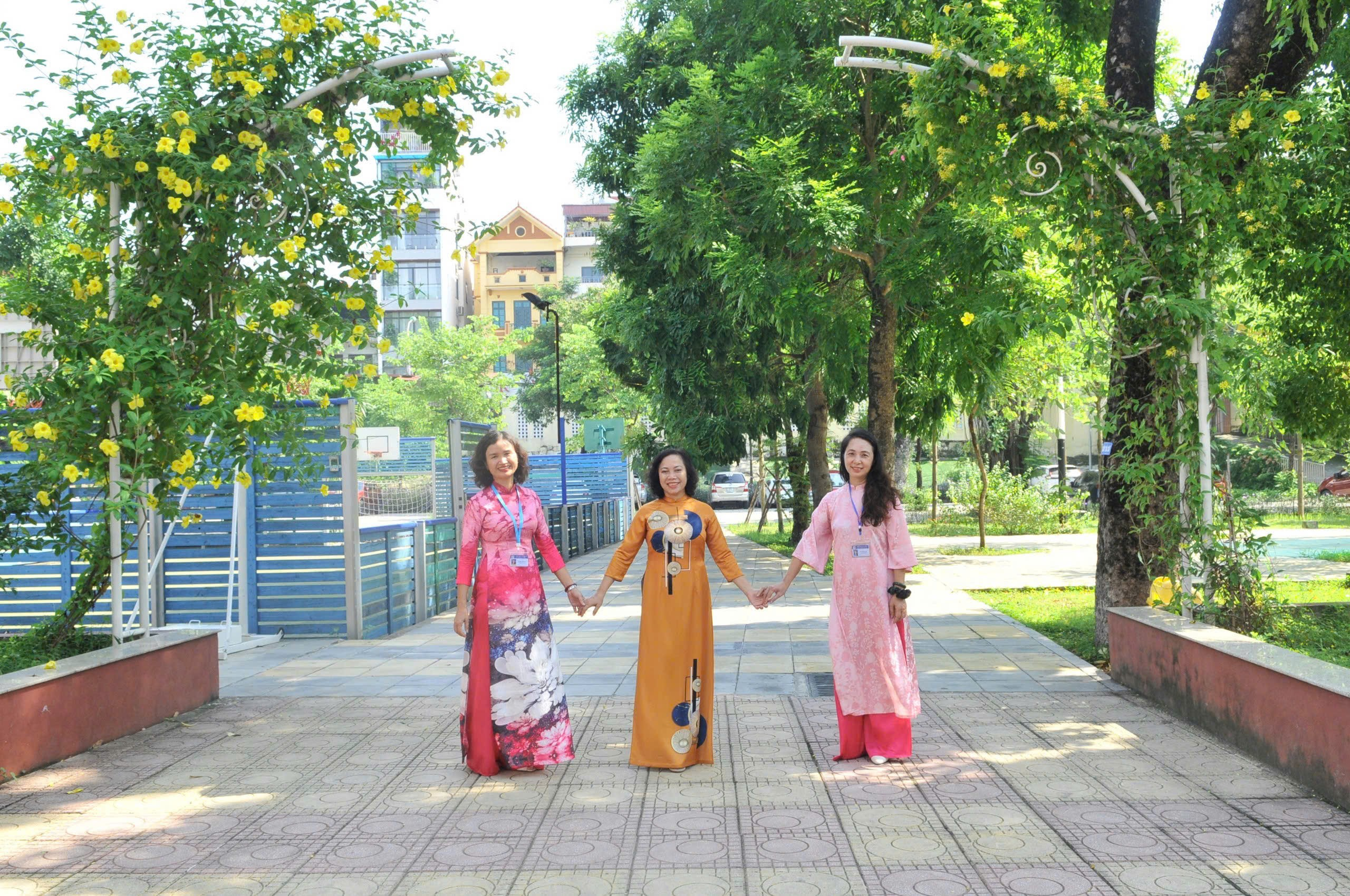 A group of women holding hands

AI-generated content may be incorrect.