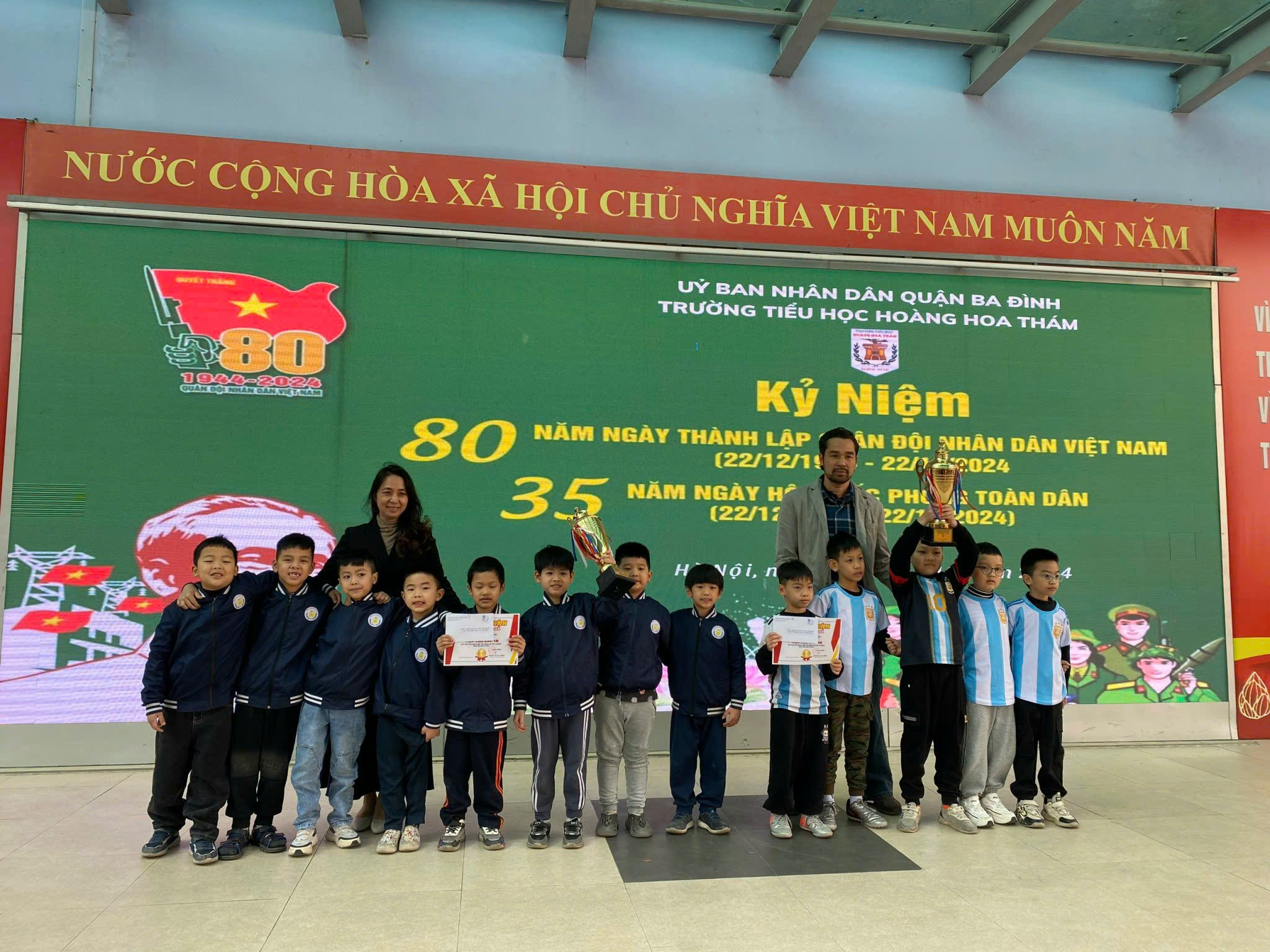 A group of children posing for a photo

AI-generated content may be incorrect.