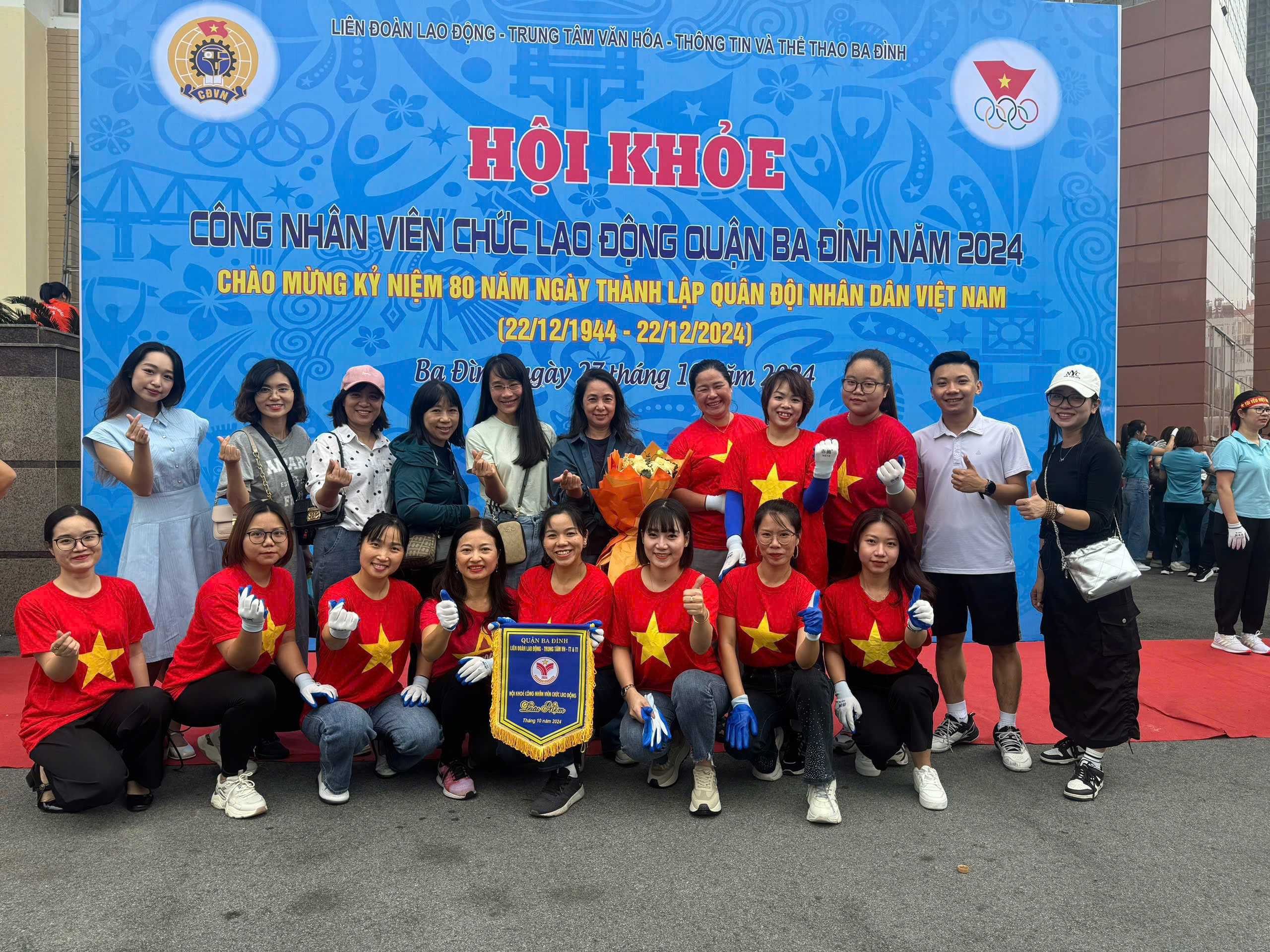 A group of people posing for a photo

AI-generated content may be incorrect.