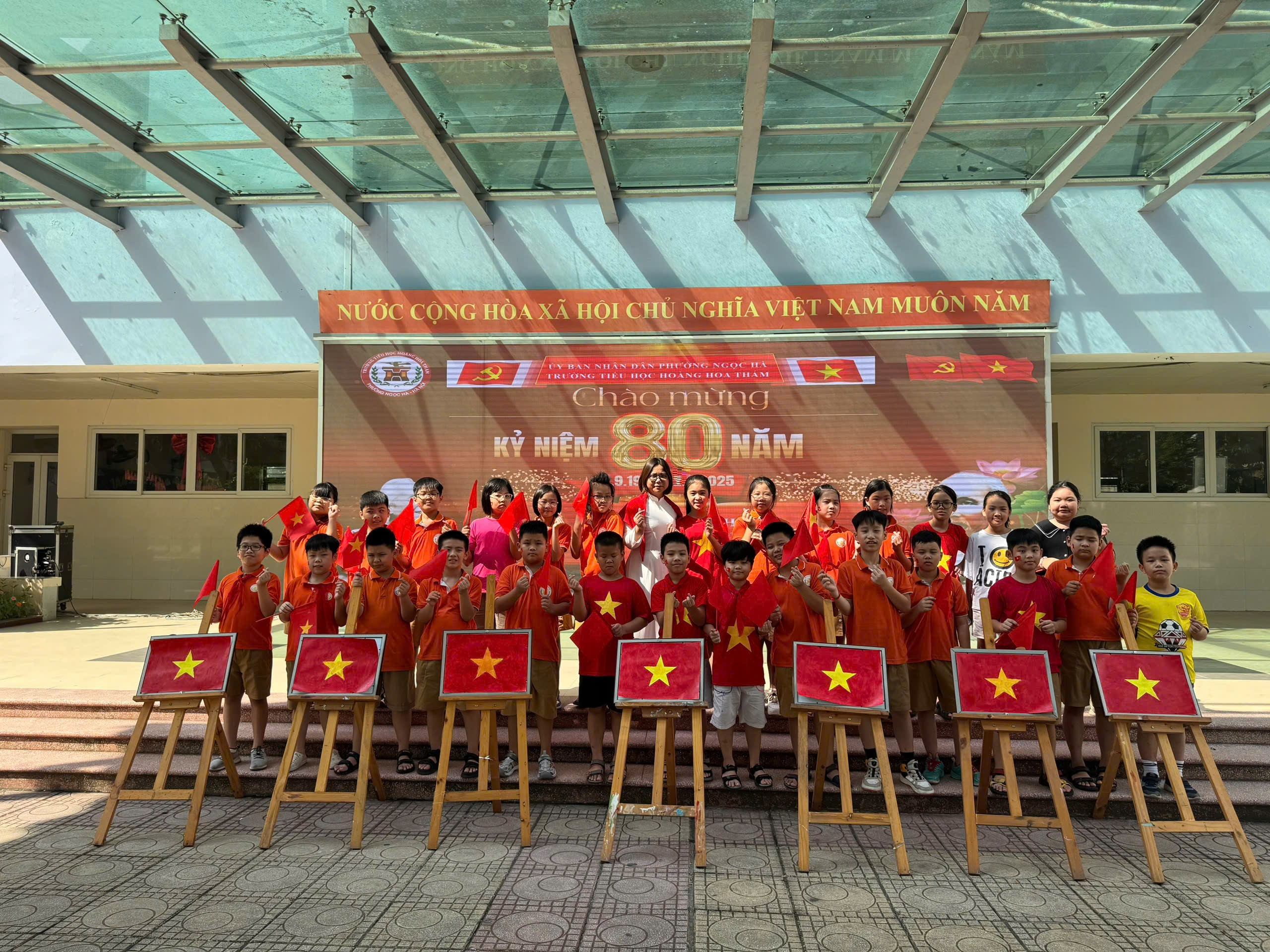 A group of people standing in front of a building
AI-generated content may be incorrect.