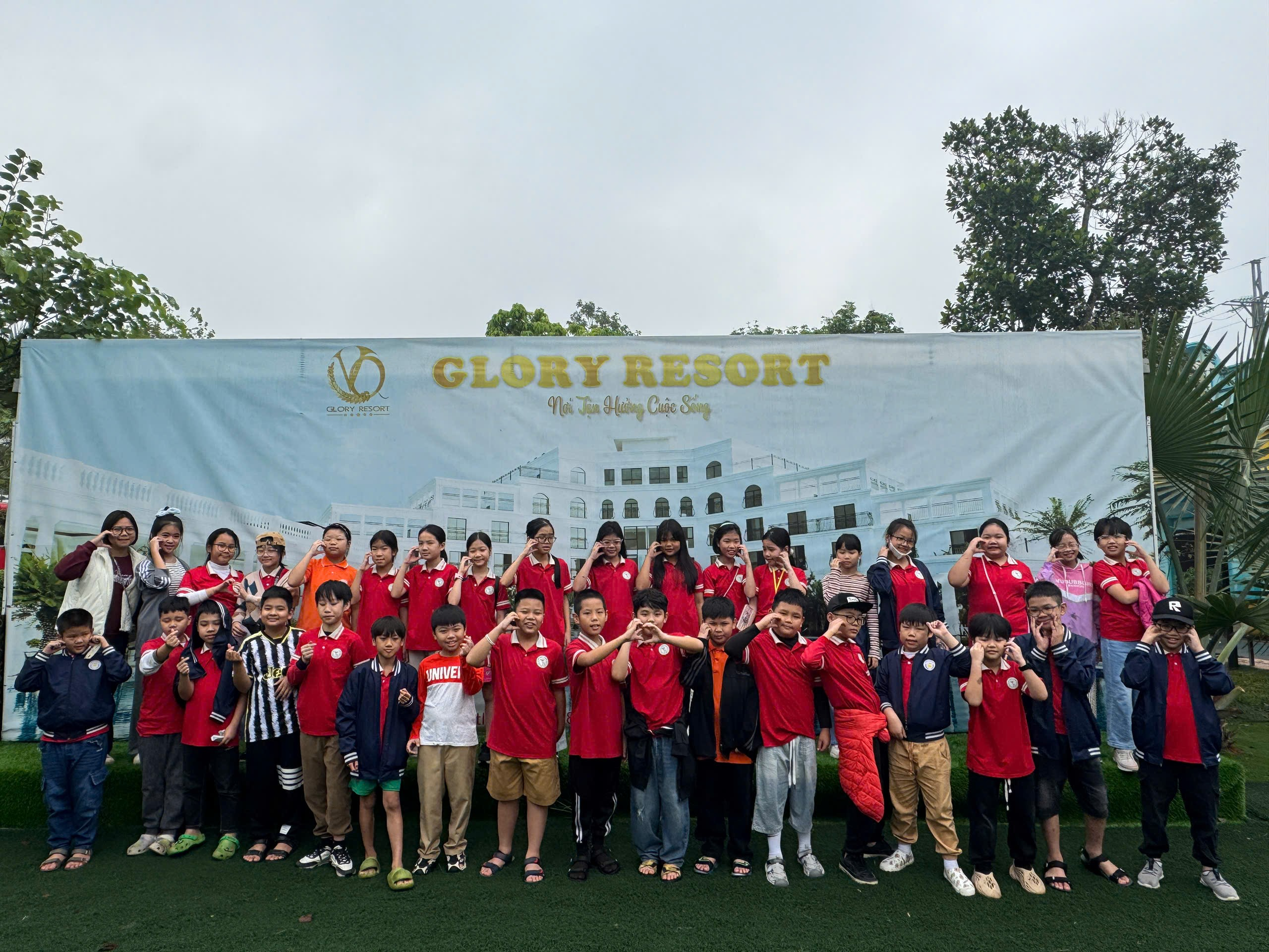 A group of people posing for a photo
AI-generated content may be incorrect.