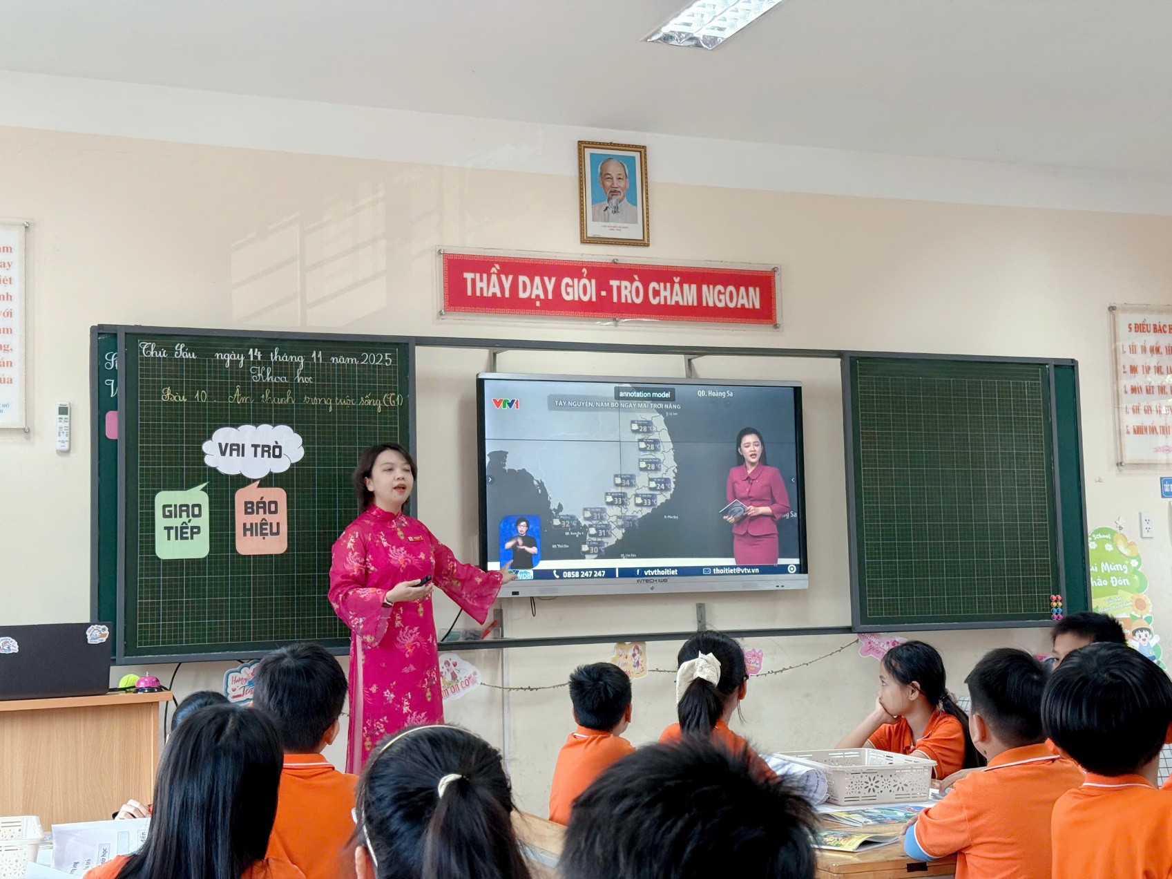 A person standing in front of a classroom with a group of children
AI-generated content may be incorrect.