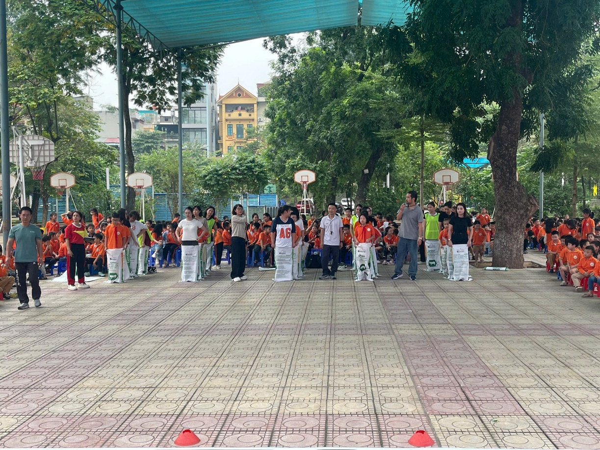 A group of people standing in a park

AI-generated content may be incorrect.