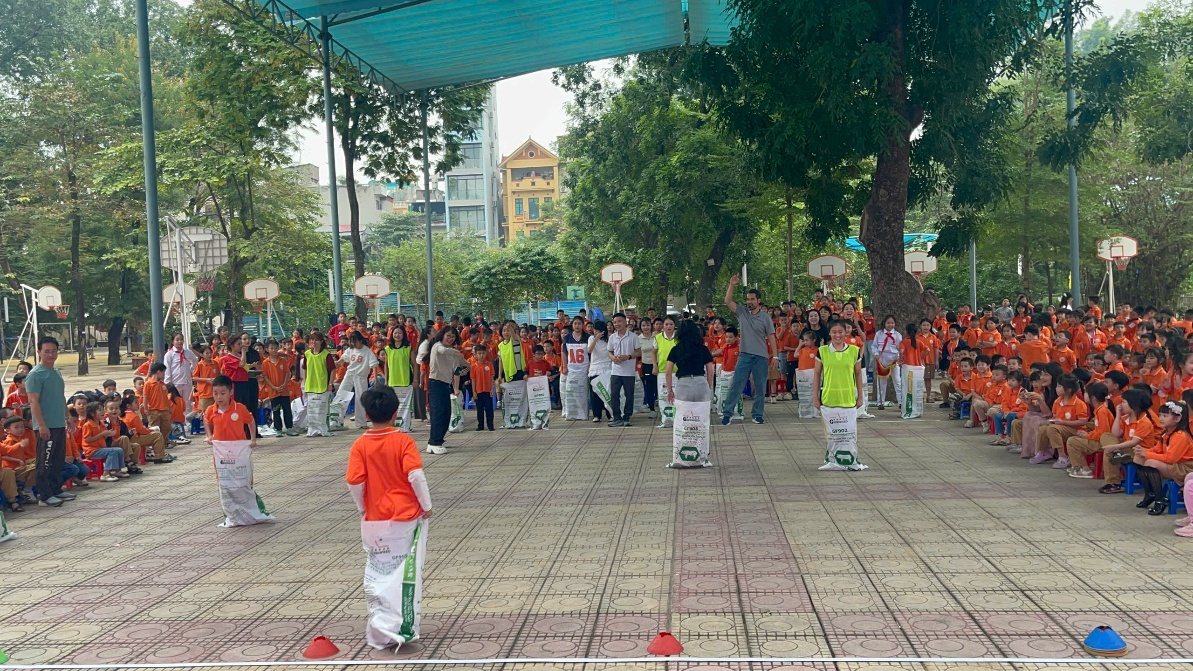 A group of people standing in a circle

AI-generated content may be incorrect.