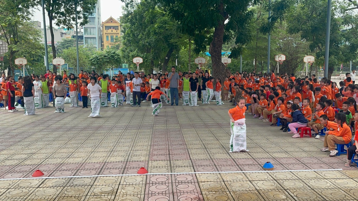 A group of people in orange shirts

AI-generated content may be incorrect.