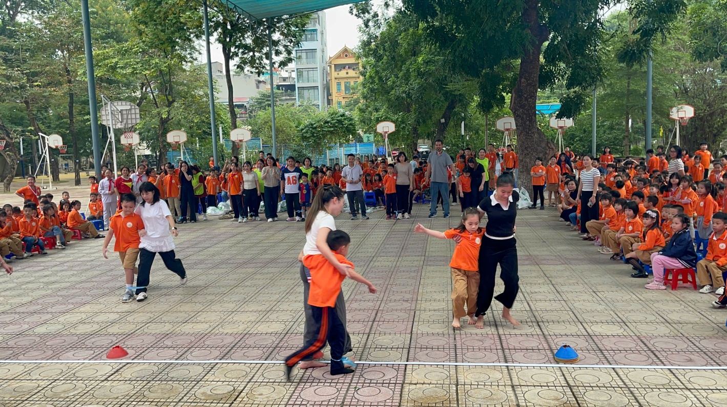 A group of people in orange shirts

AI-generated content may be incorrect.