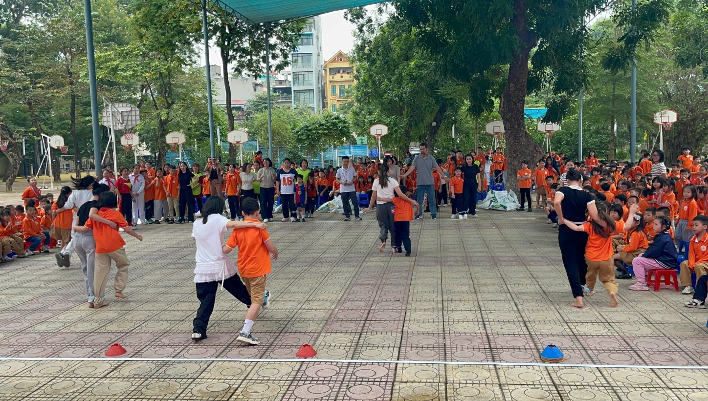 A group of people in orange shirts

AI-generated content may be incorrect.