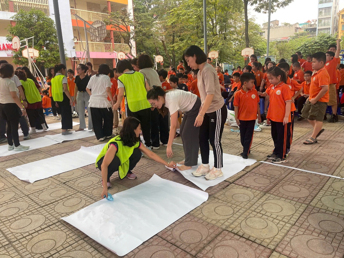 A group of people standing on the ground

AI-generated content may be incorrect.