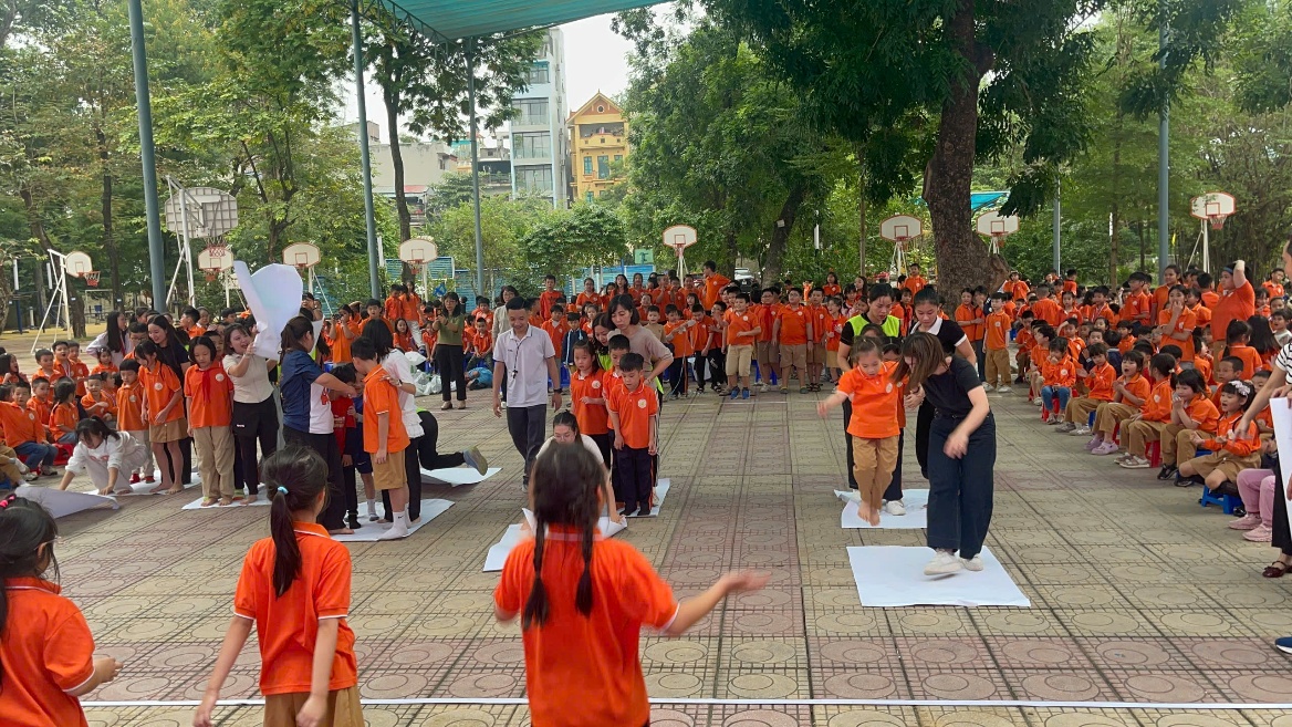 A group of people in orange shirts

AI-generated content may be incorrect.