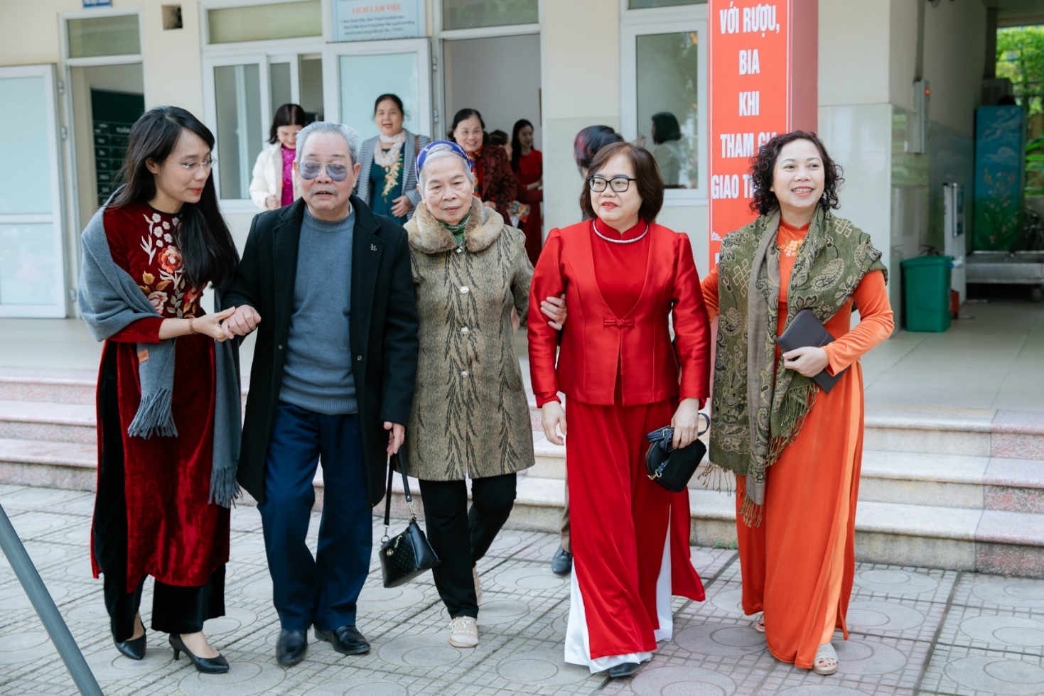 A group of people walking on a sidewalk

AI-generated content may be incorrect.