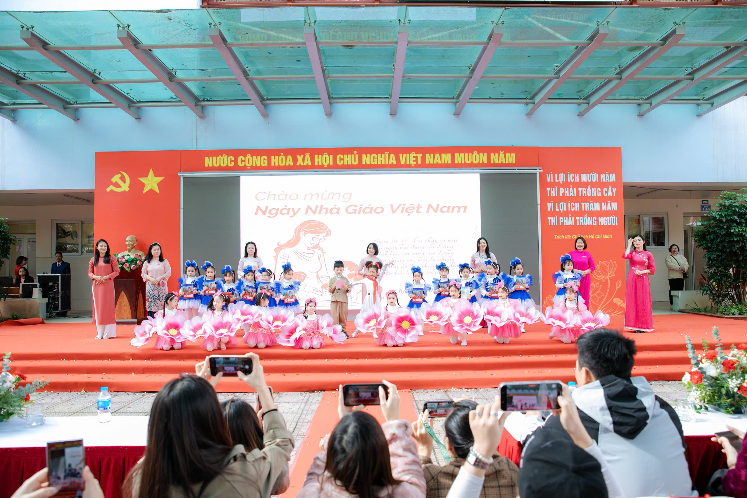 A group of children on a stage

AI-generated content may be incorrect.