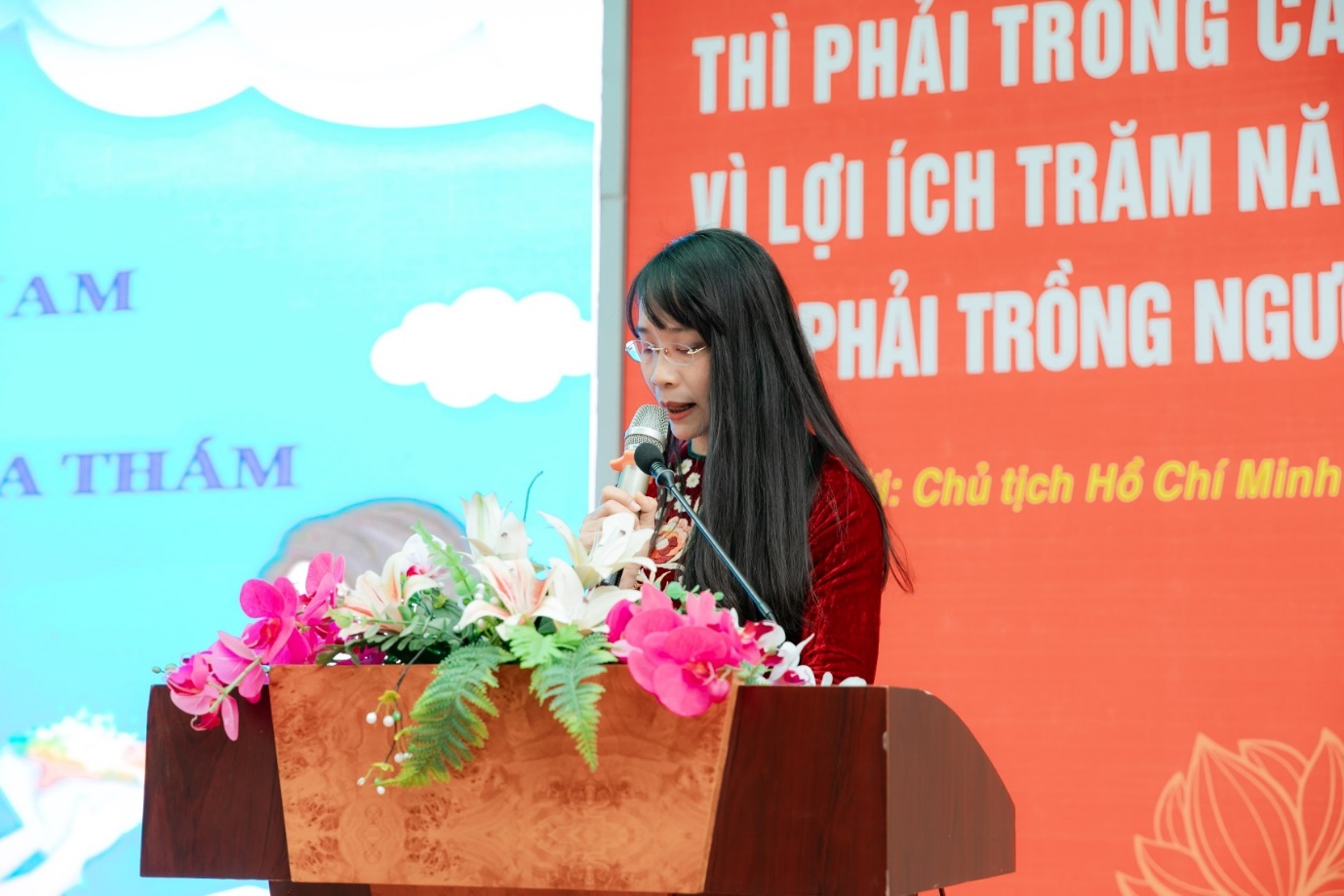 A person speaking into a microphone at a podium

AI-generated content may be incorrect.