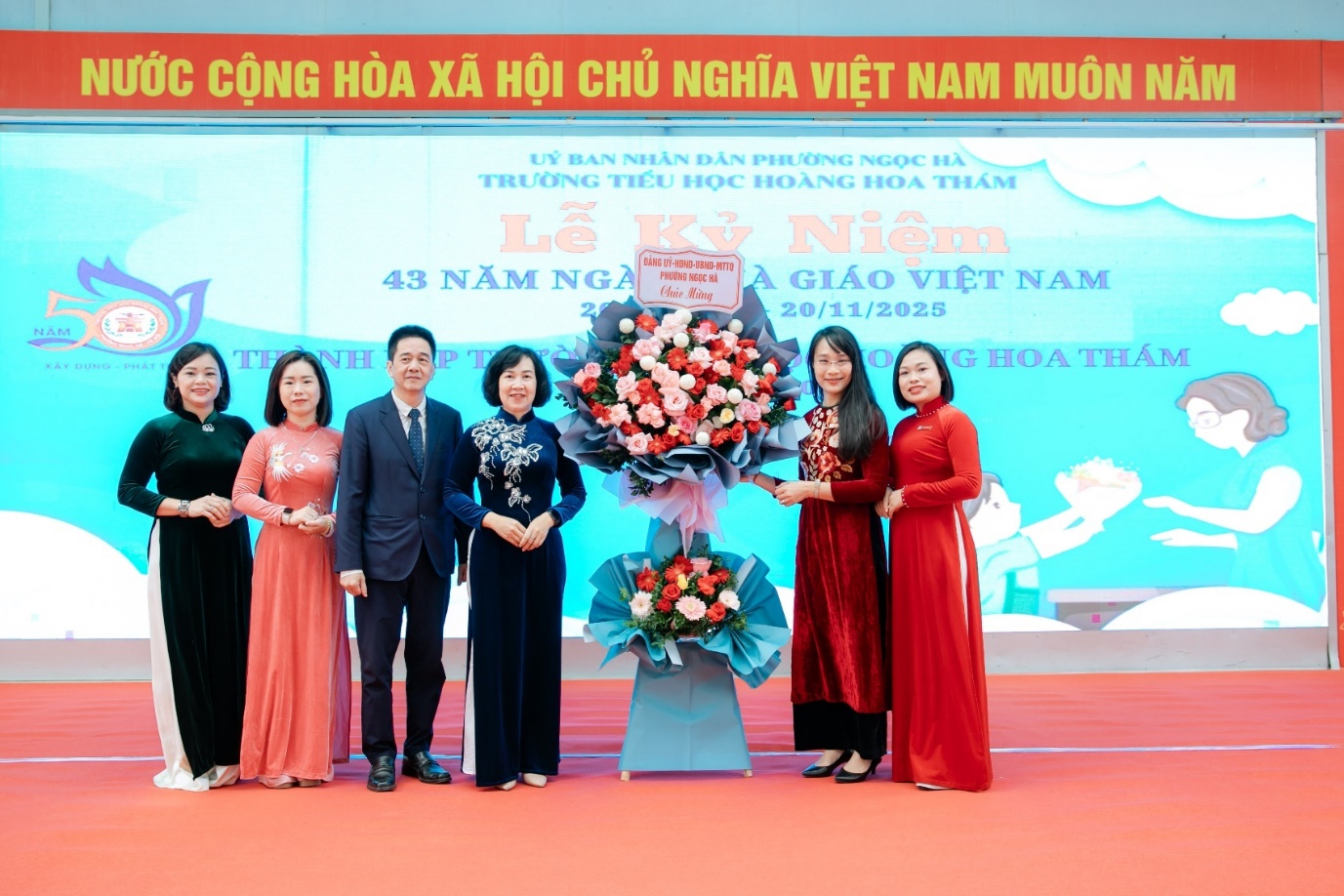 A group of people standing in front of a large bouquet of flowers

AI-generated content may be incorrect.