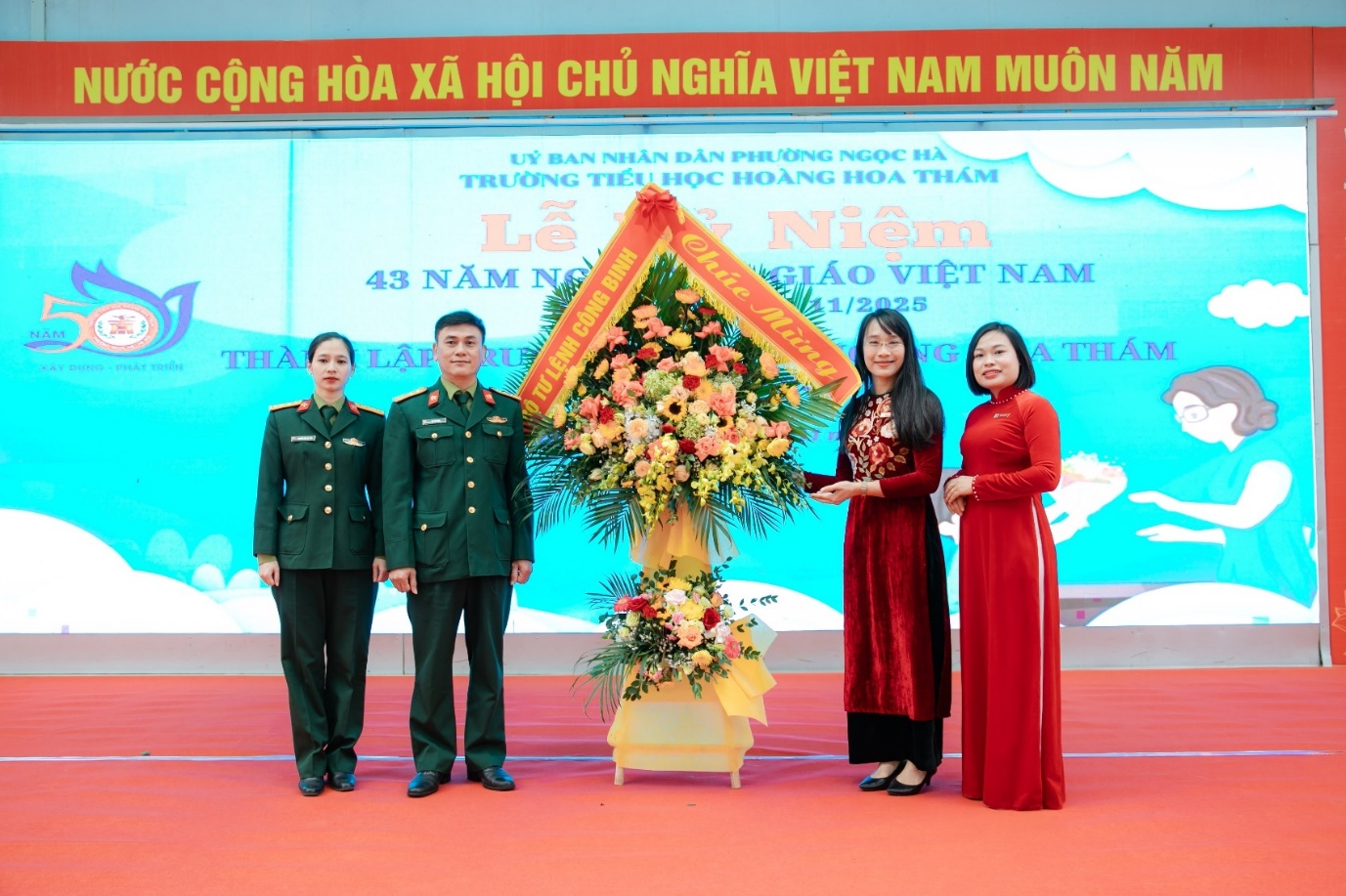 A group of people standing in front of a large flower arrangement

AI-generated content may be incorrect.