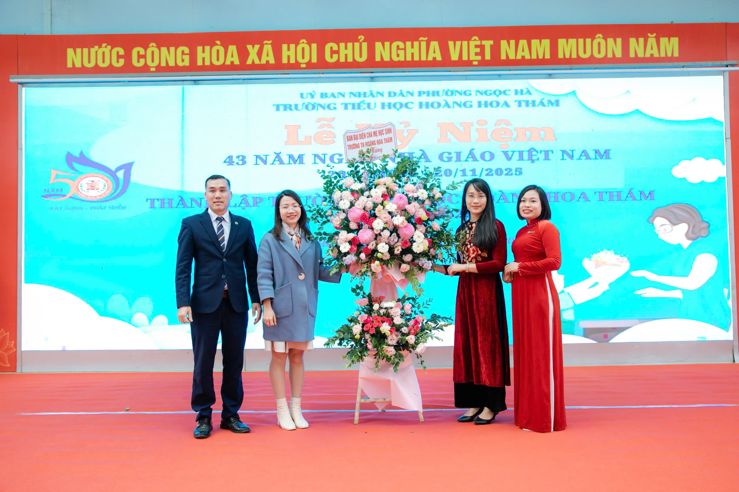 A group of people standing on a stage

AI-generated content may be incorrect.