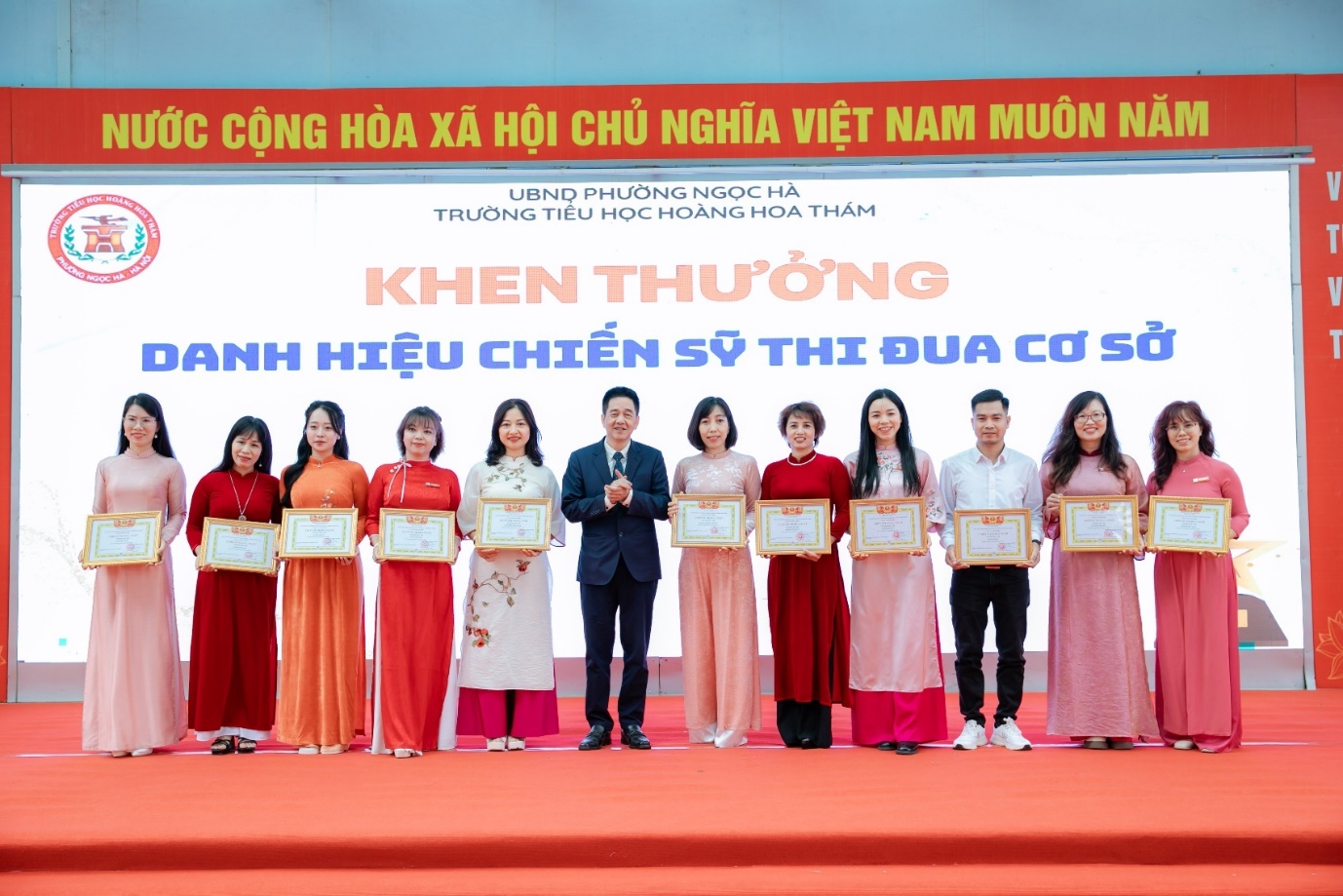 A group of people holding certificates

AI-generated content may be incorrect.