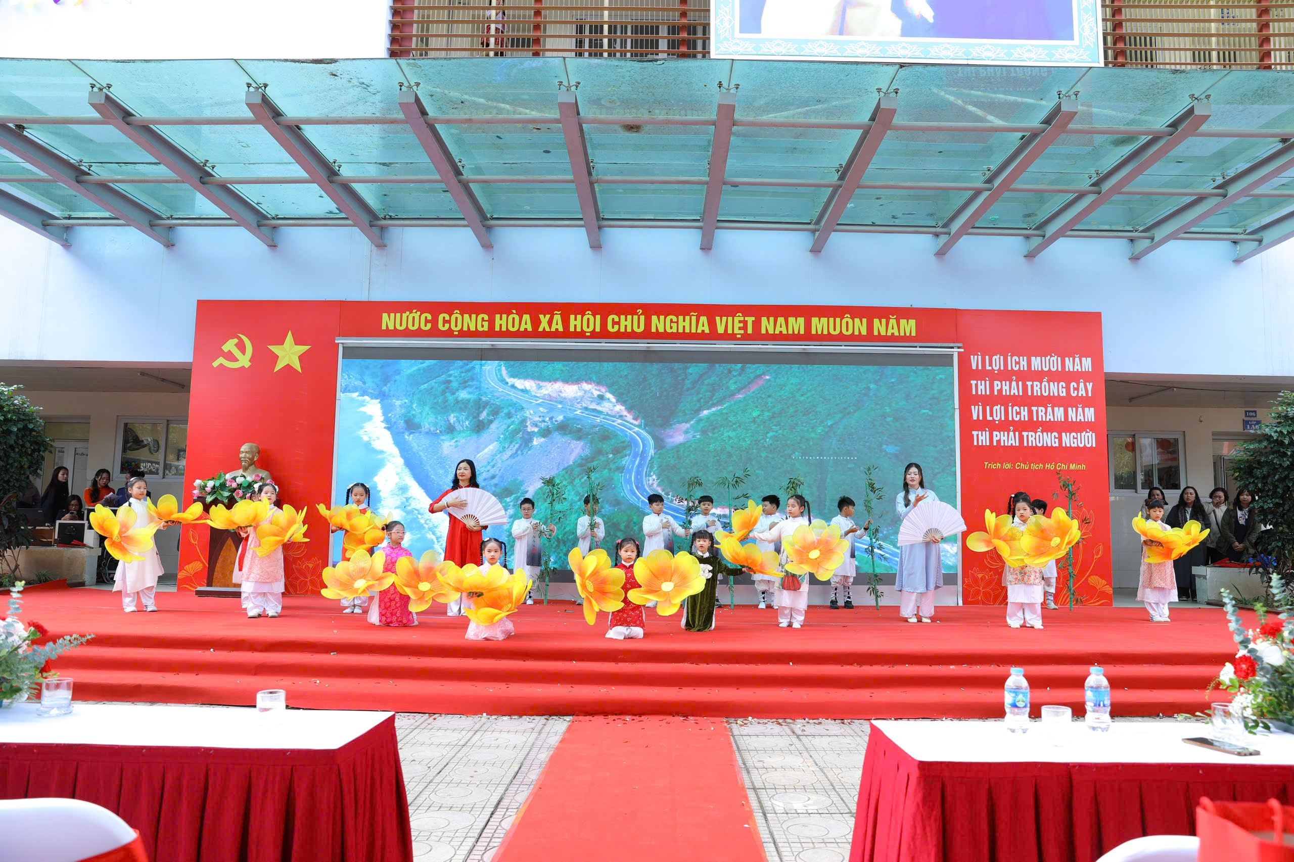 A group of children on a stage

AI-generated content may be incorrect.