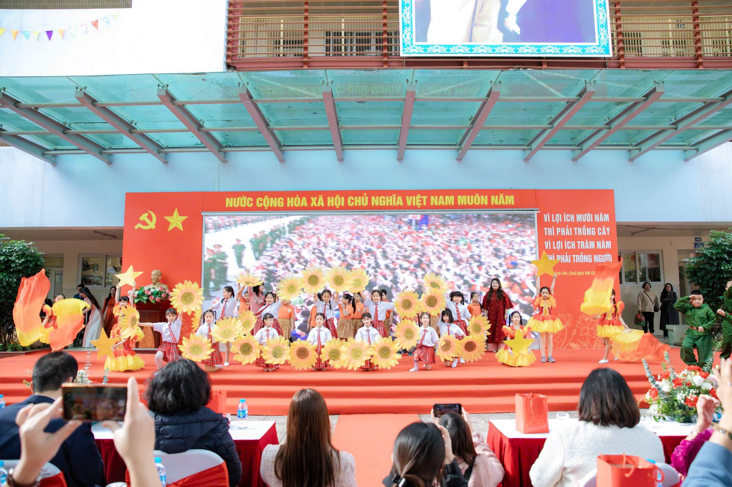 A group of people on a stage

AI-generated content may be incorrect.