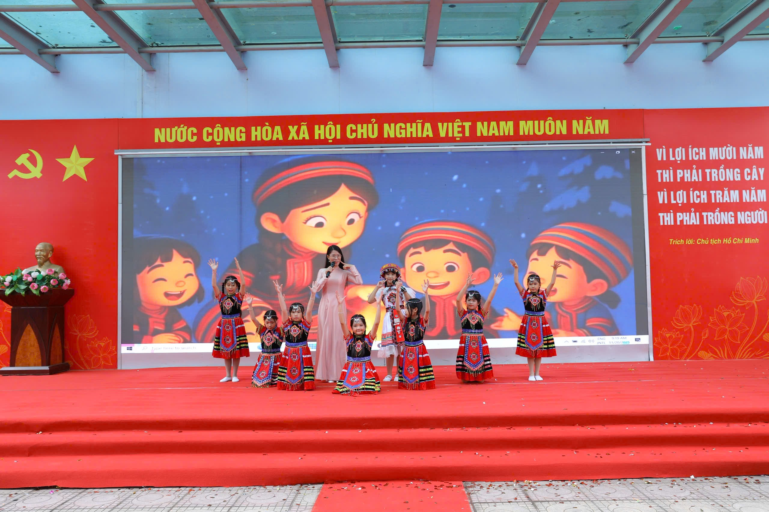 A group of girls performing on a stage

AI-generated content may be incorrect.