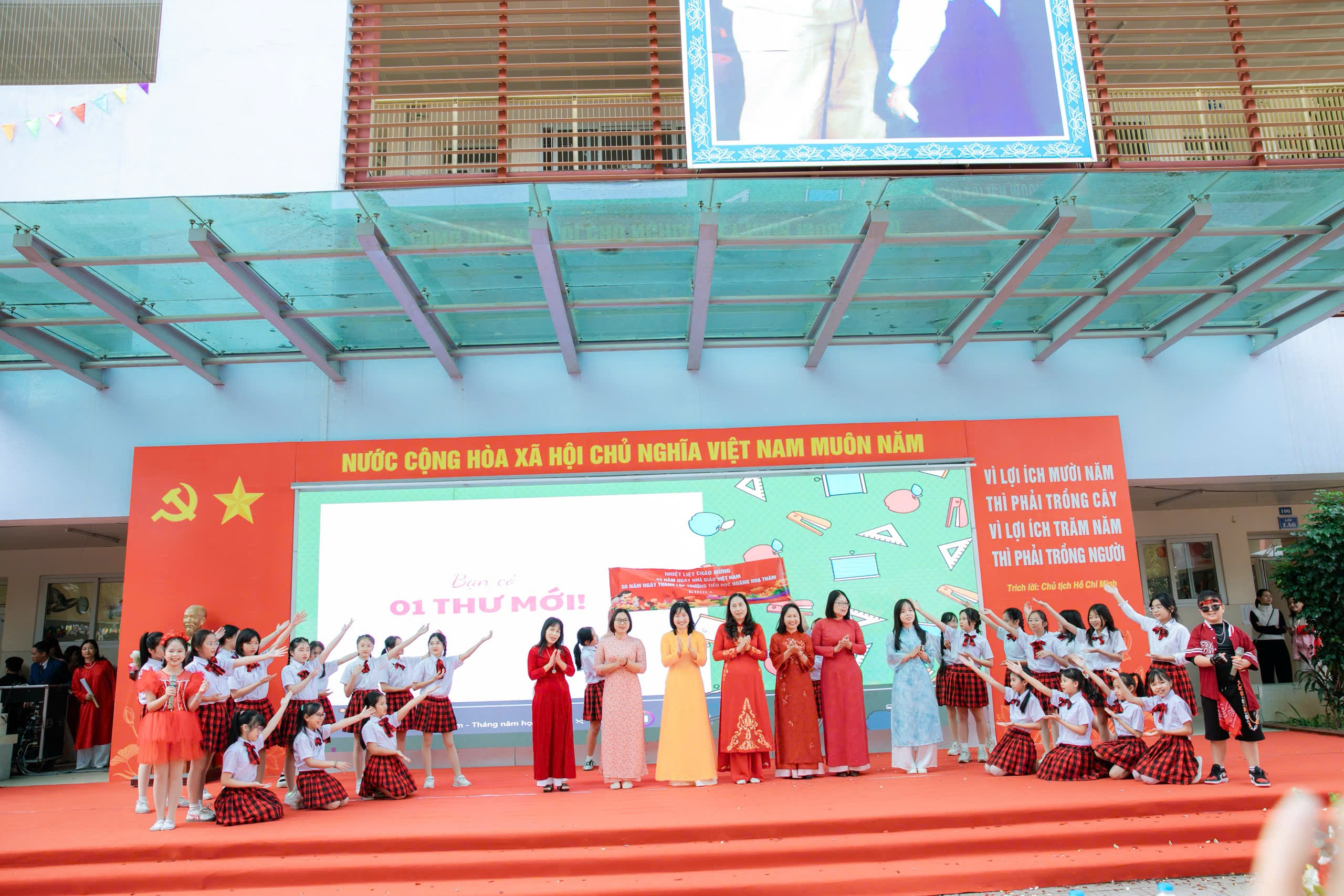 A group of women on a stage

AI-generated content may be incorrect.