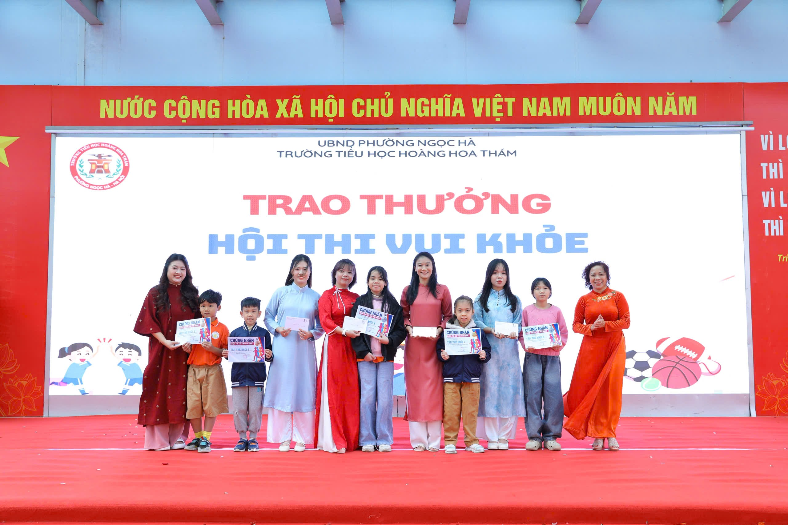 A group of people standing on a stage

AI-generated content may be incorrect.