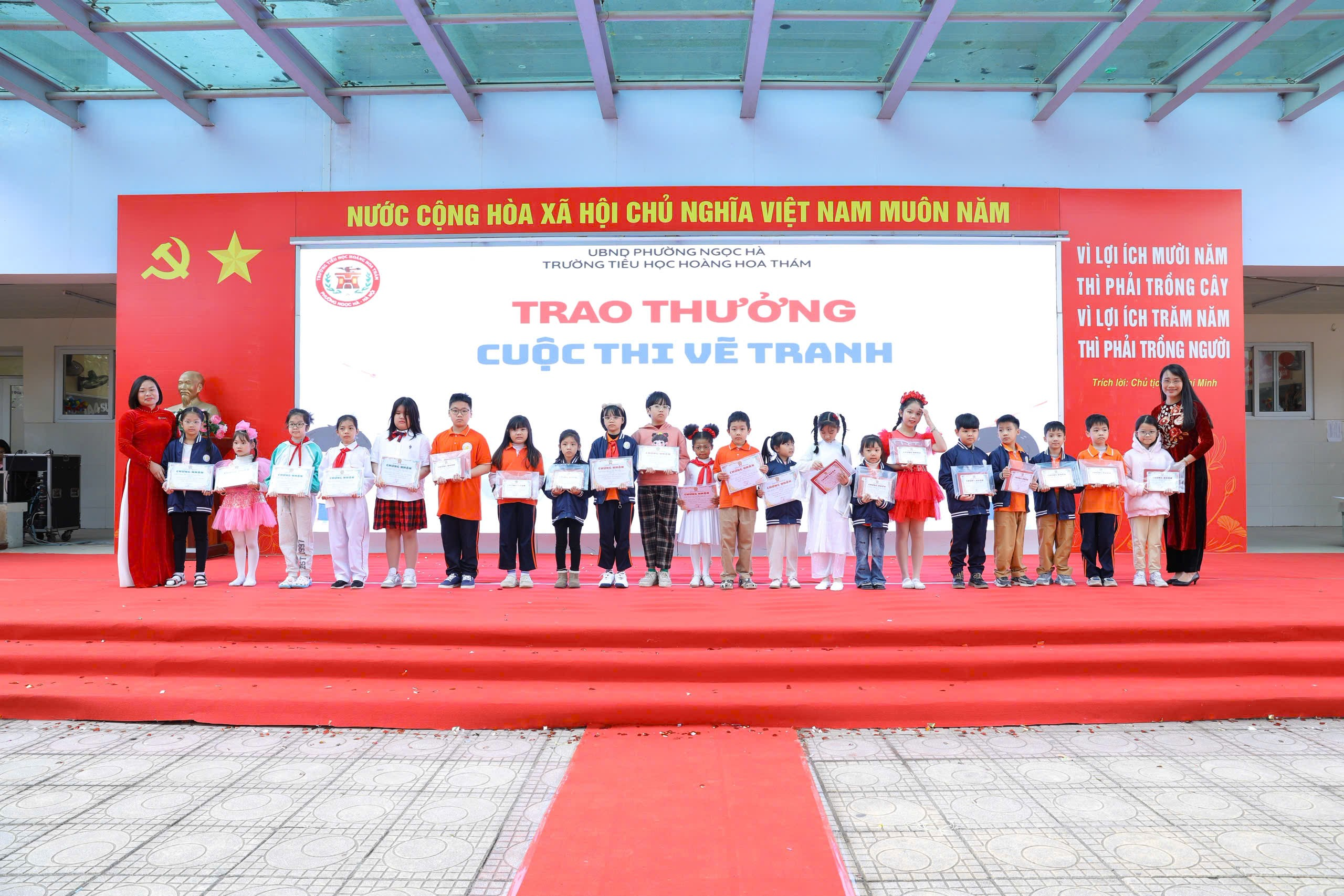 A group of children standing on a stage

AI-generated content may be incorrect.