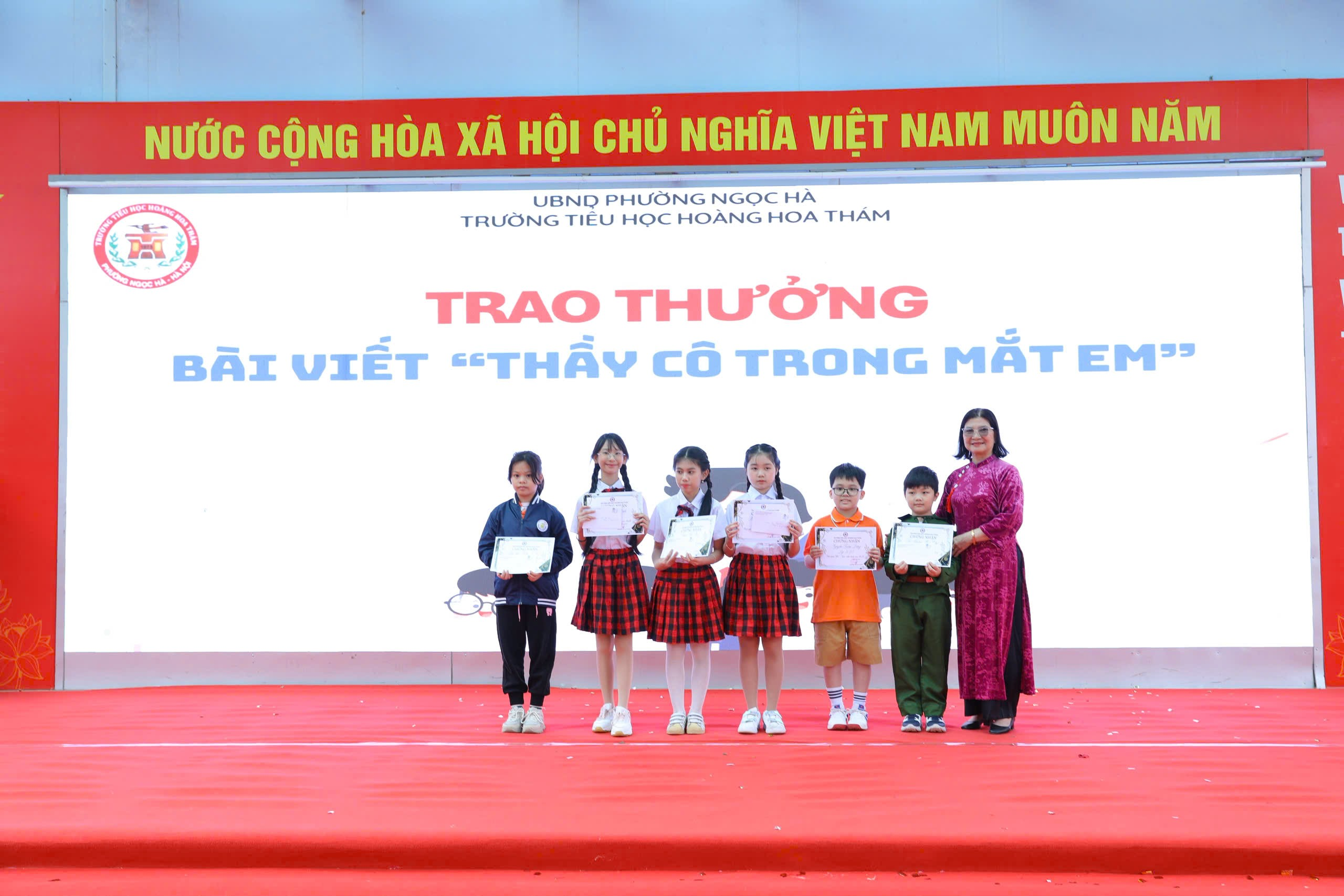 A group of children standing on a stage

AI-generated content may be incorrect.