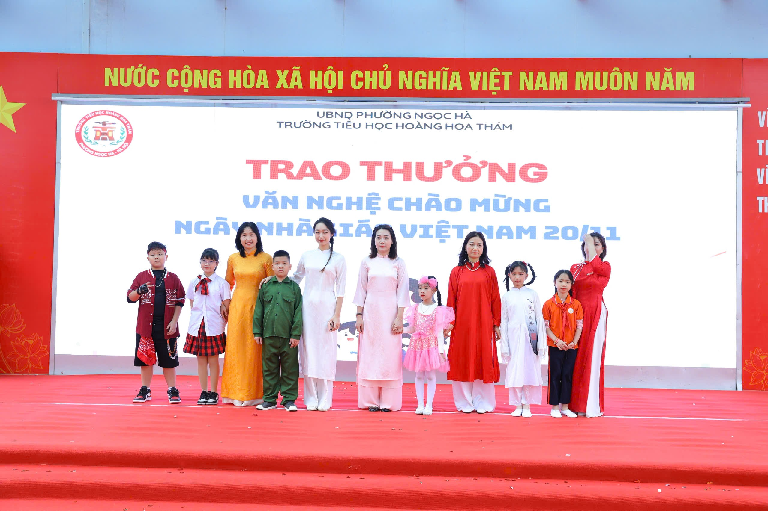 A group of people standing on a stage

AI-generated content may be incorrect.