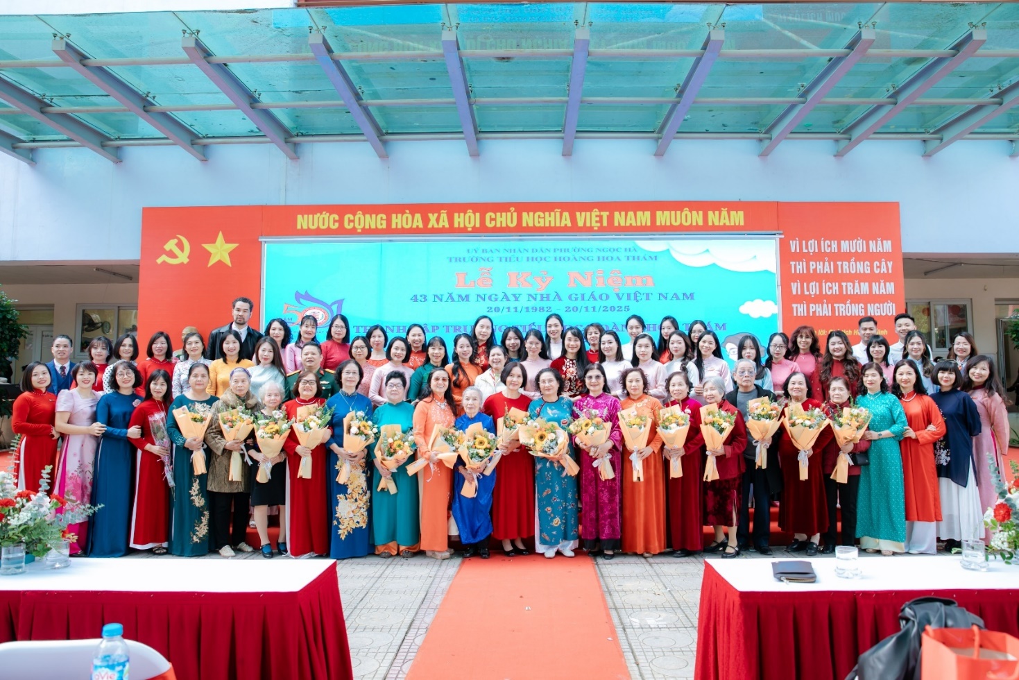 A group of people standing together holding flowers

AI-generated content may be incorrect.