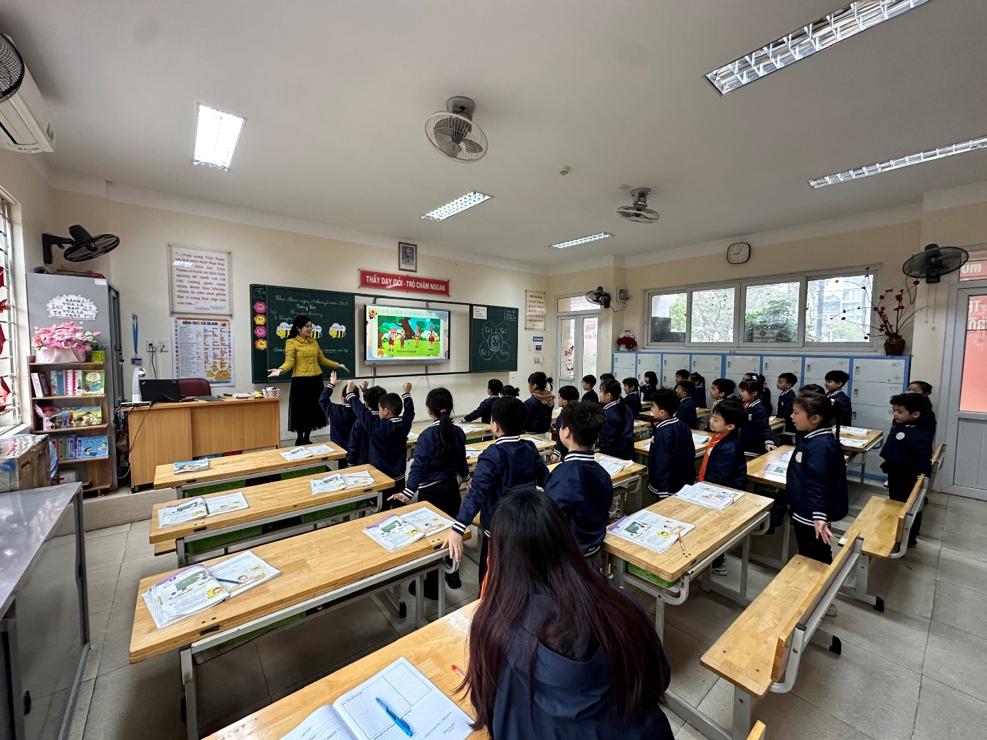 A group of students in a classroom

AI-generated content may be incorrect.