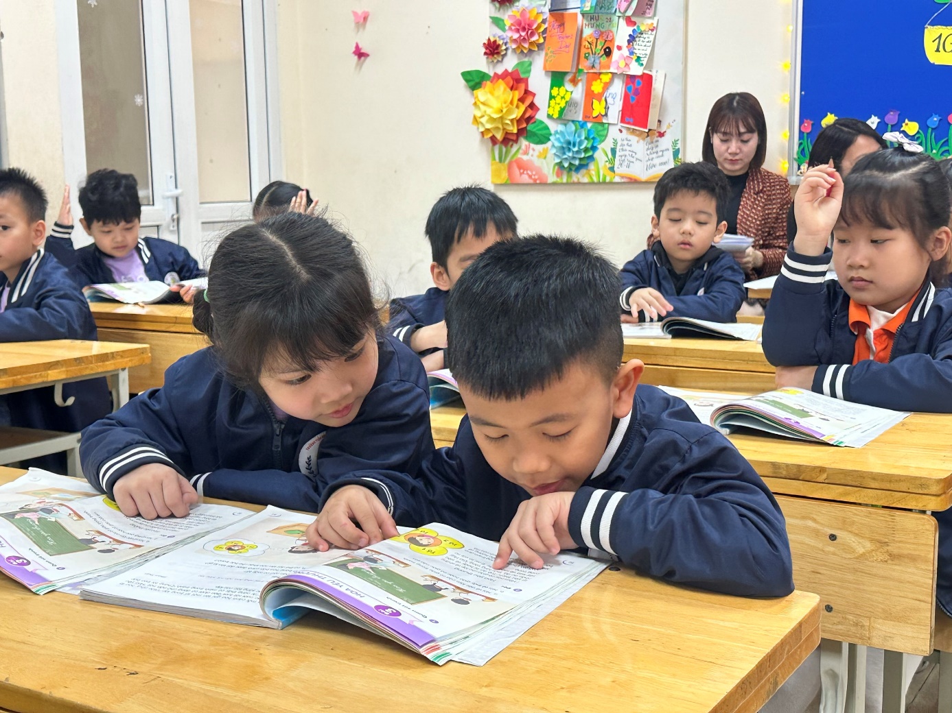 A group of children in a classroom

AI-generated content may be incorrect.