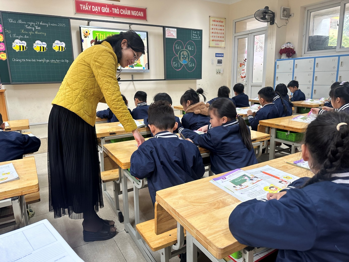 A person standing in front of a group of students

AI-generated content may be incorrect.