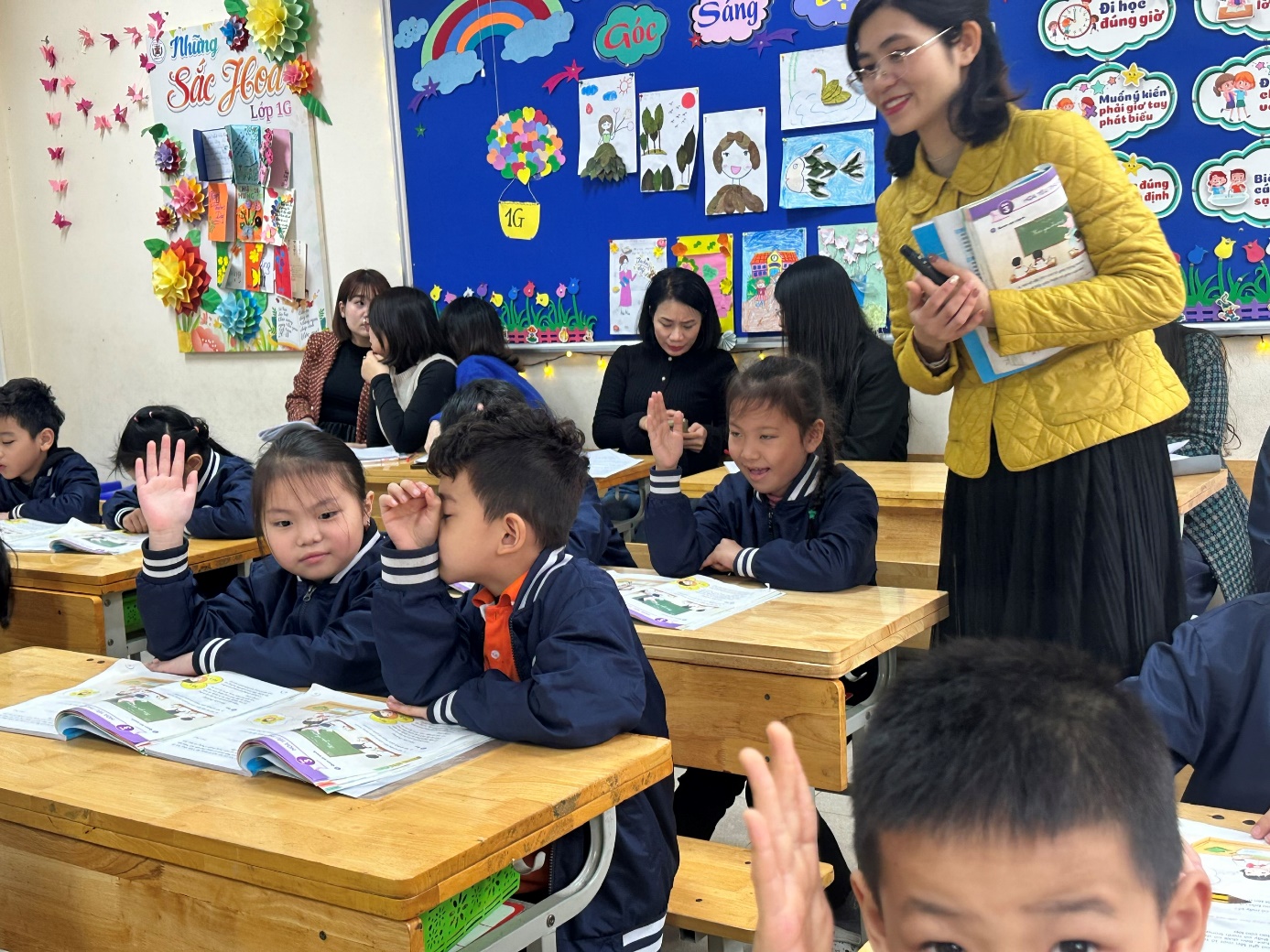 A person standing in front of a group of children in a classroom

AI-generated content may be incorrect.