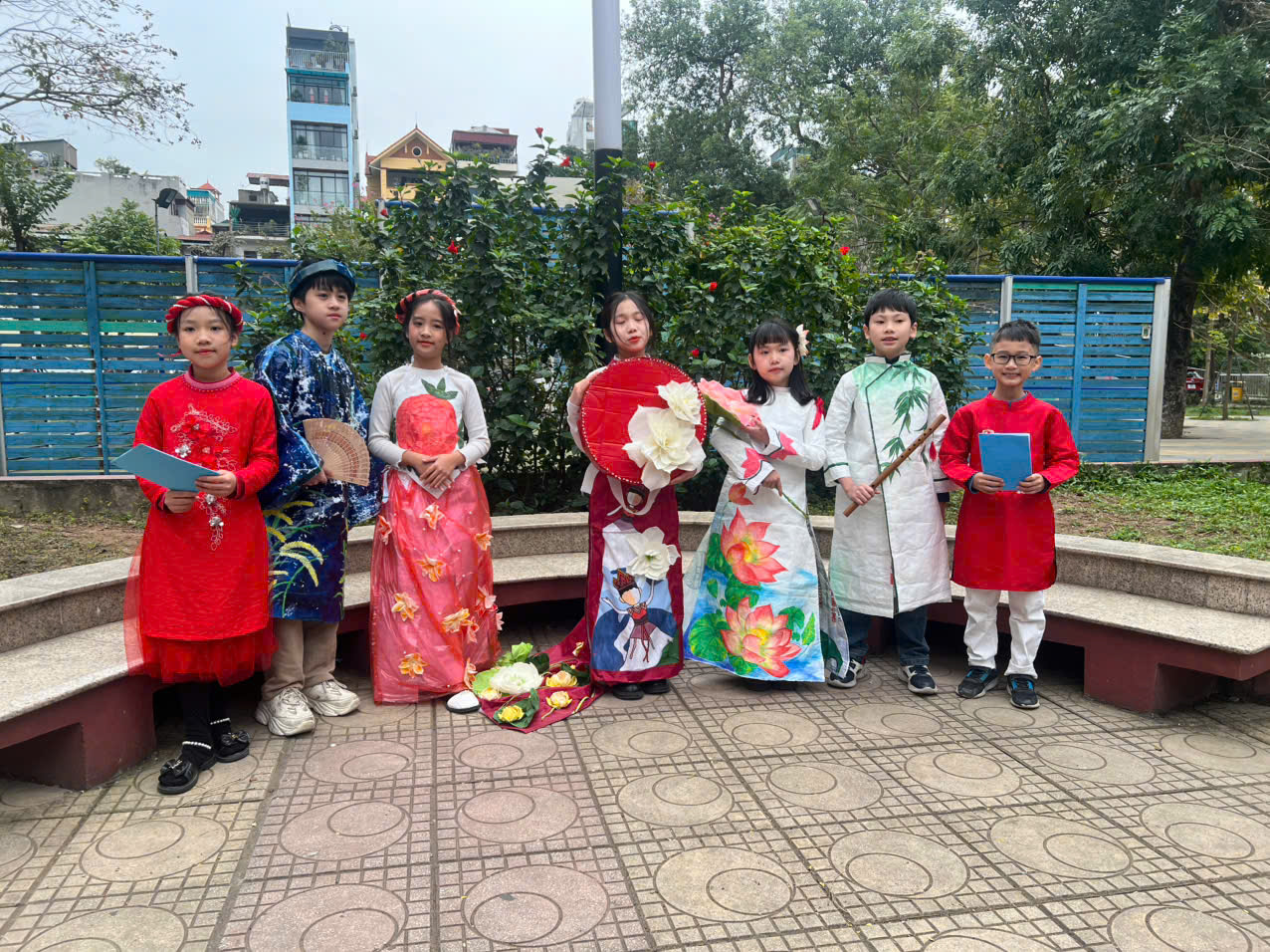 Ảnh có chứa ngoài trời, trang phục, người, bầu trời

Nội dung do AI tạo ra có thể không chính xác.