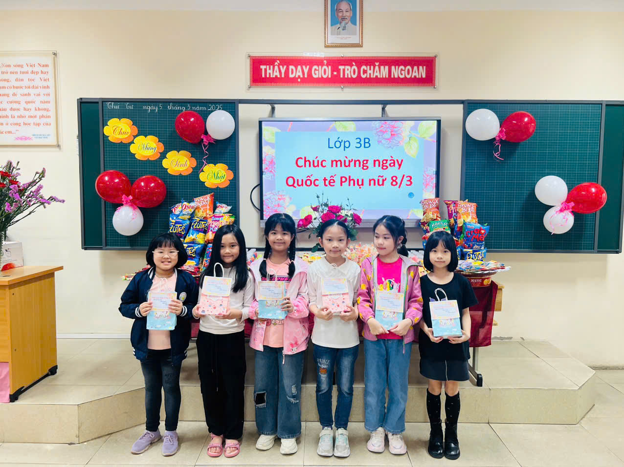 Ảnh có chứa văn bản, trang phục, người, tường

Nội dung do AI tạo ra có thể không chính xác.