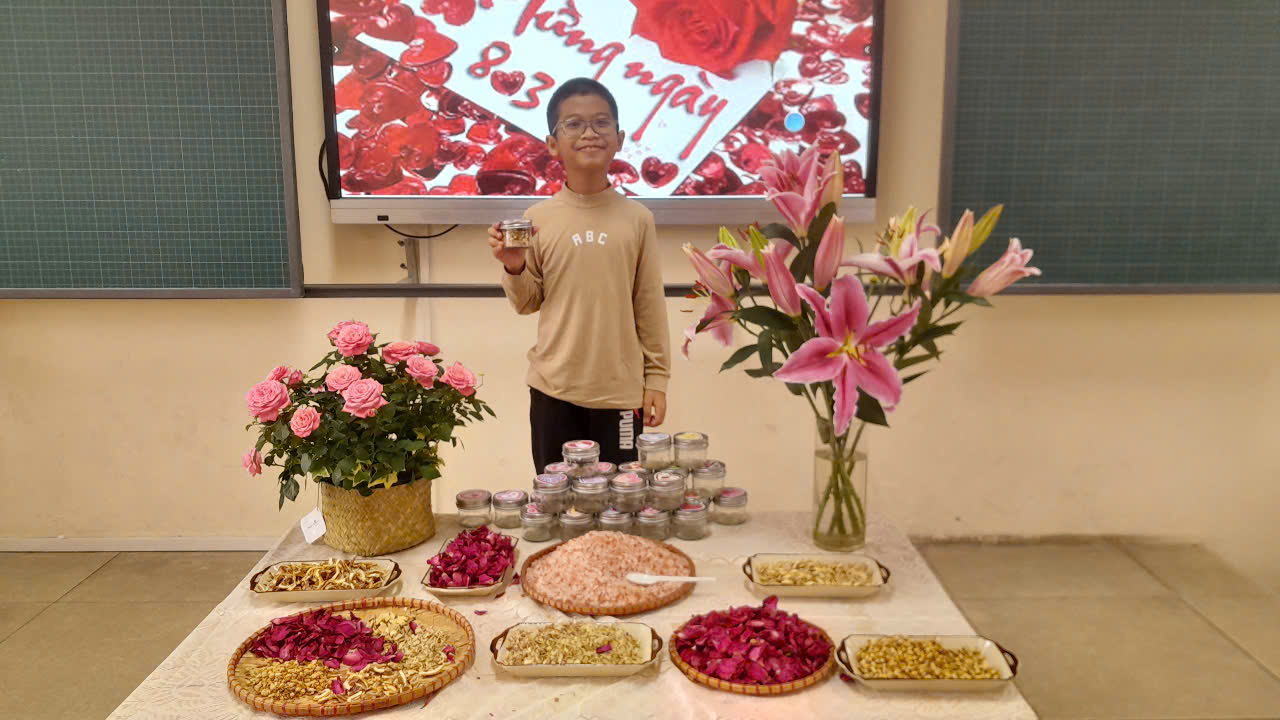 Ảnh có chứa tường, hoa, trong nhà, bữa ăn

Nội dung do AI tạo ra có thể không chính xác.