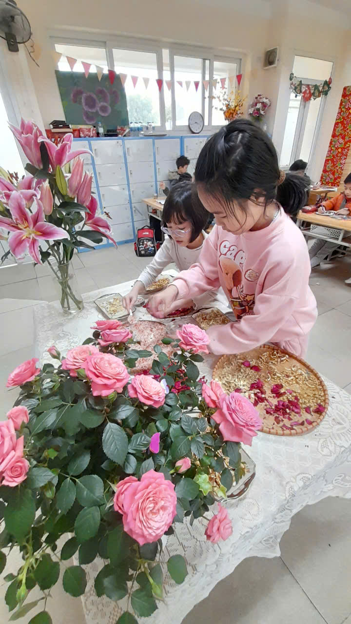 Ảnh có chứa Thiết kế hoa cỏ, hoa hồng, trang phục, người

Nội dung do AI tạo ra có thể không chính xác.